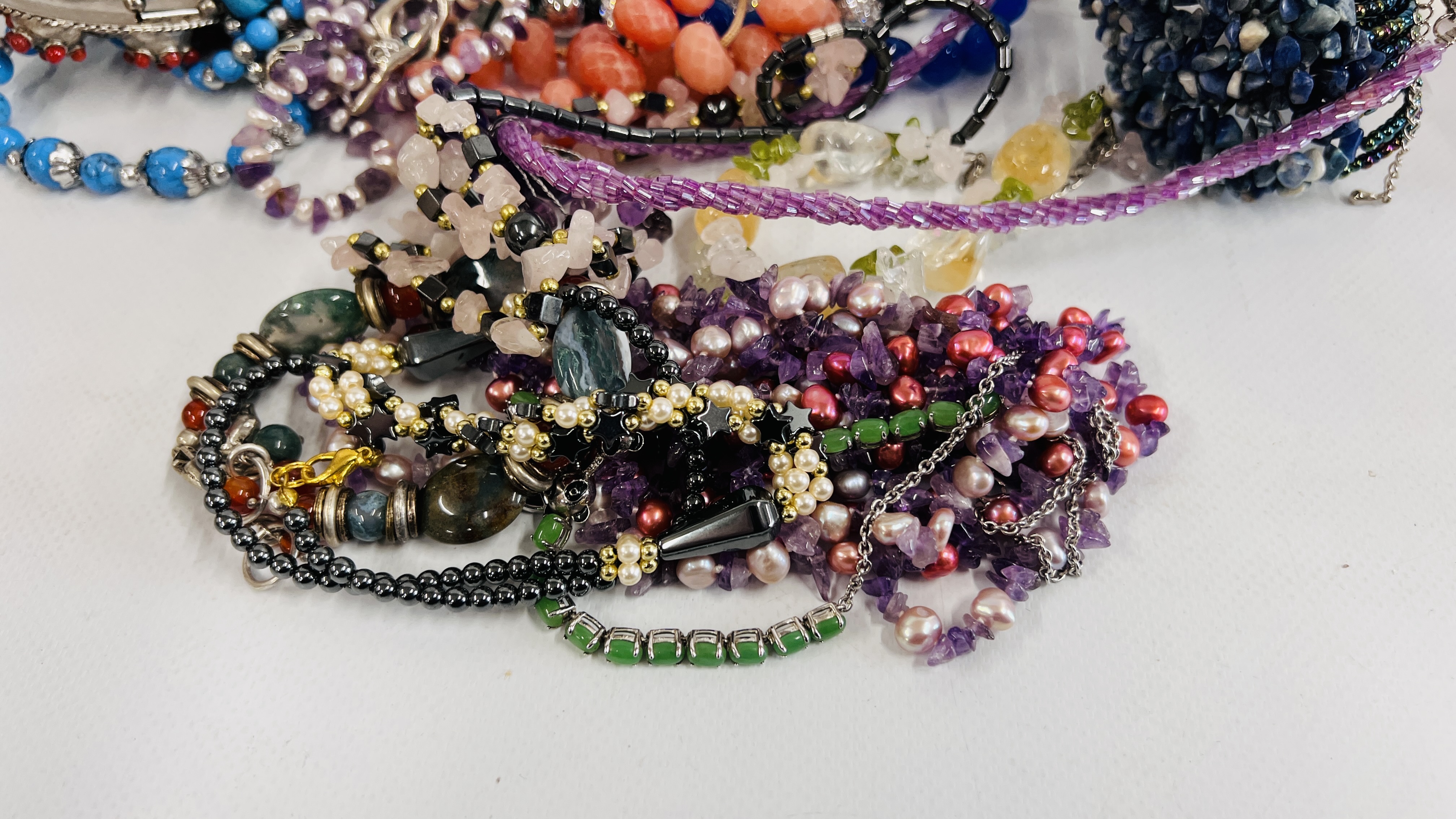 COLLECTION OF MIXED COSTUME JEWELLERY TO INCLUDE BEADS AND BANGLES ETC. - Image 2 of 11