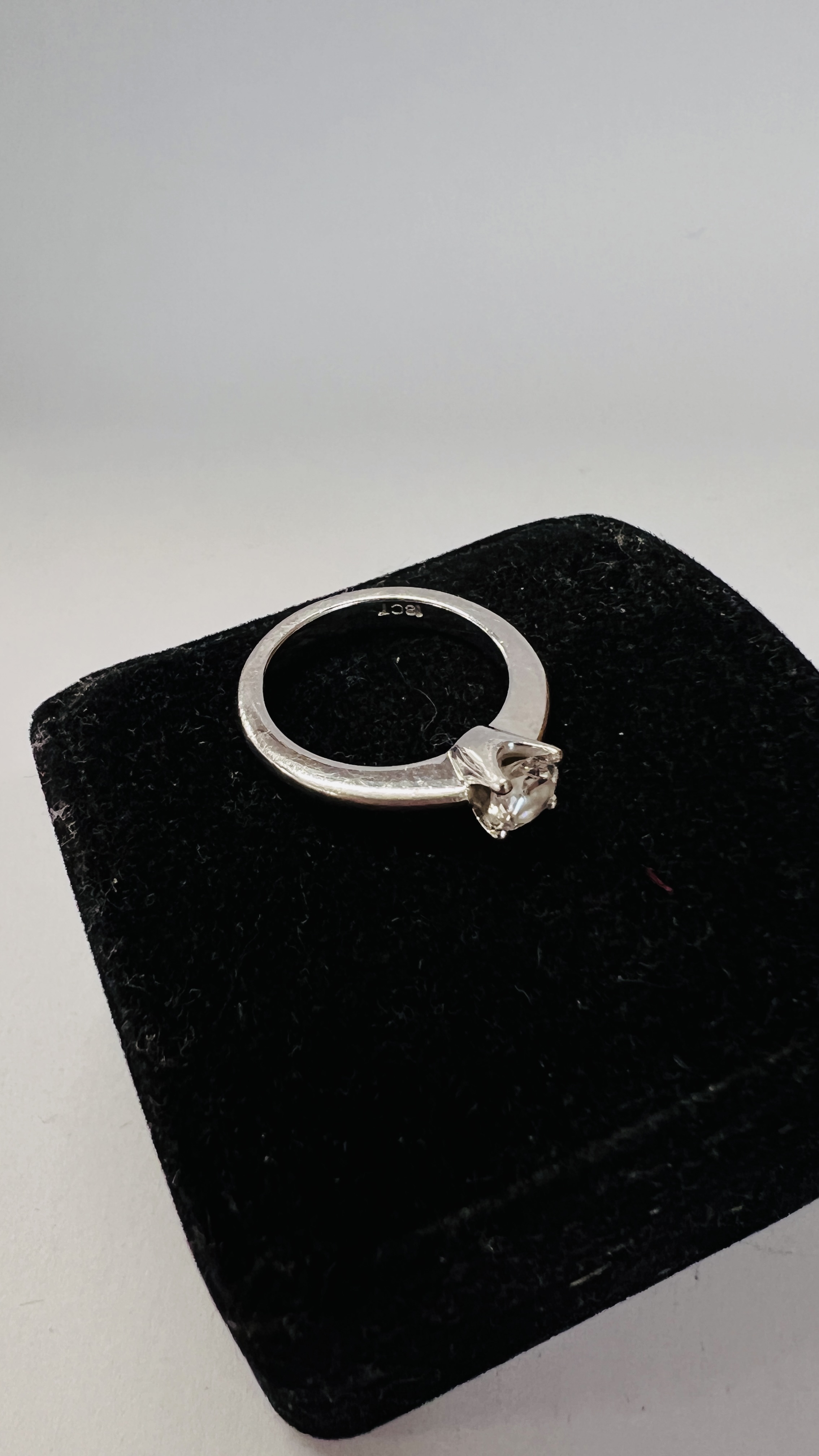 18CT WHITE GOLD SOLITAIRE DIAMOND RING, ROUND BRILLIANT CUT . - Image 5 of 9