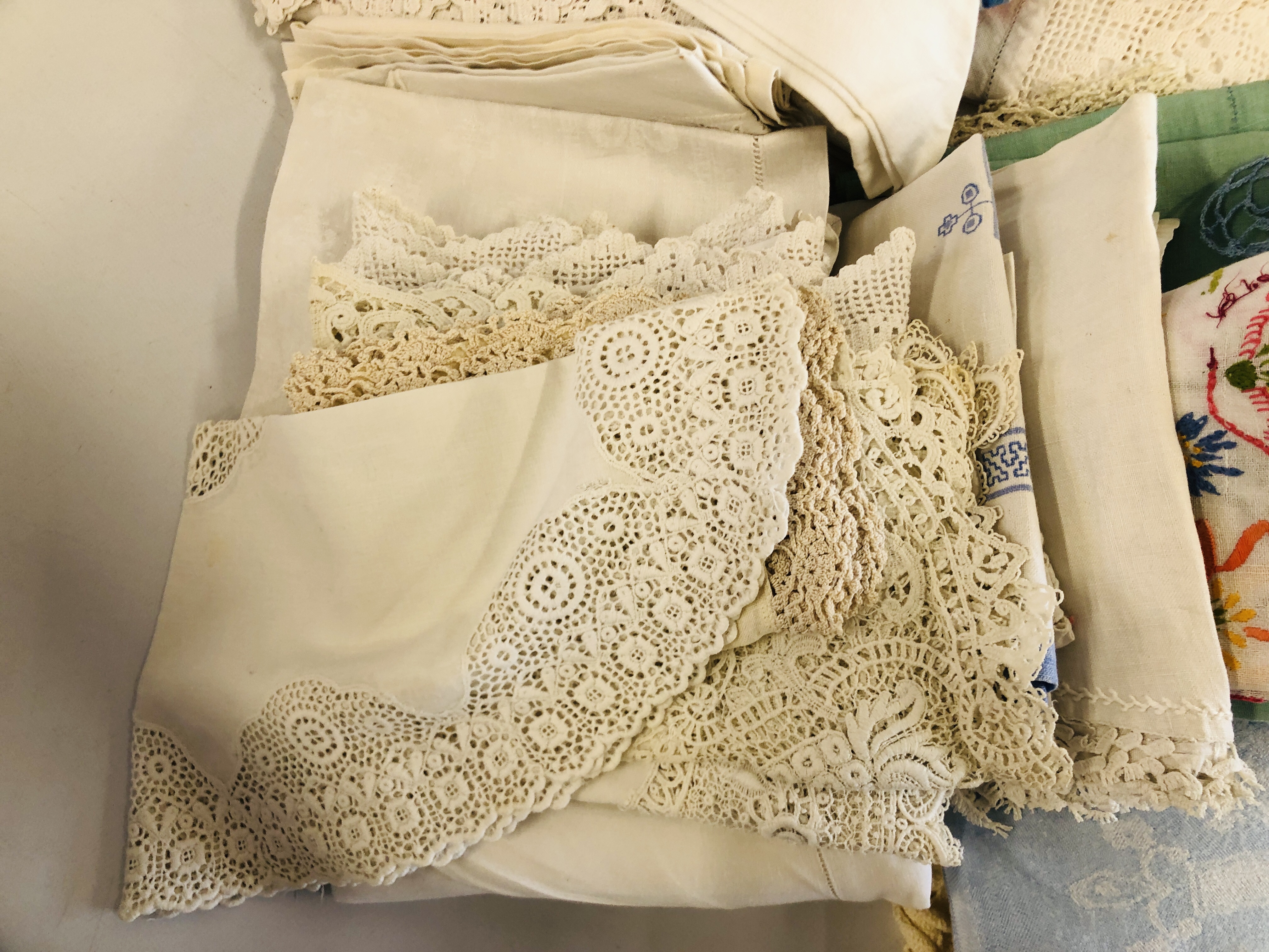 A BOX OF ASSORTED LINEN AND LACE TO INCLUDE VINTAGE EXAMPLES. - Image 5 of 6