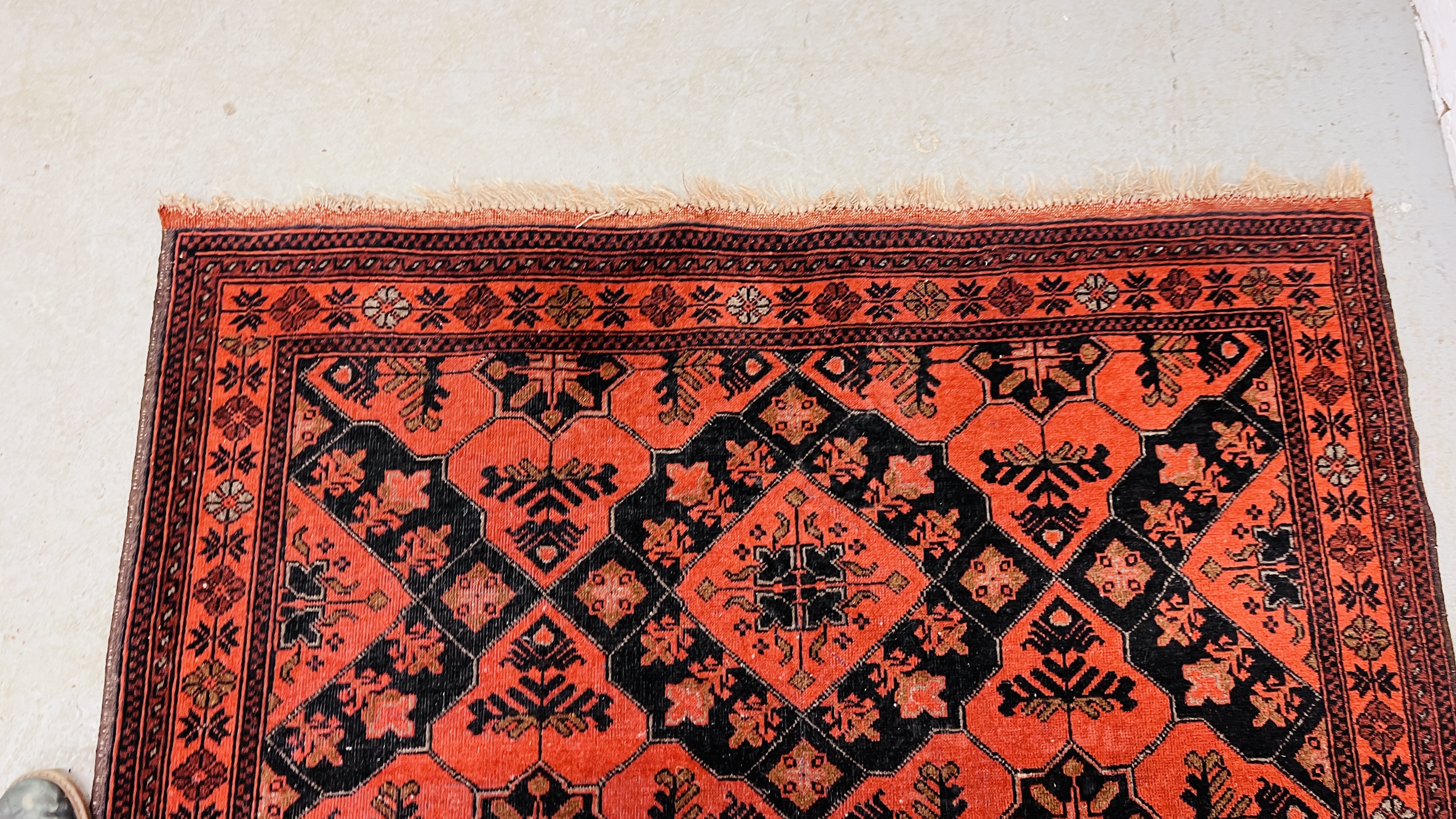 A RED PATTERNED EASTERN RUG. - Image 5 of 6