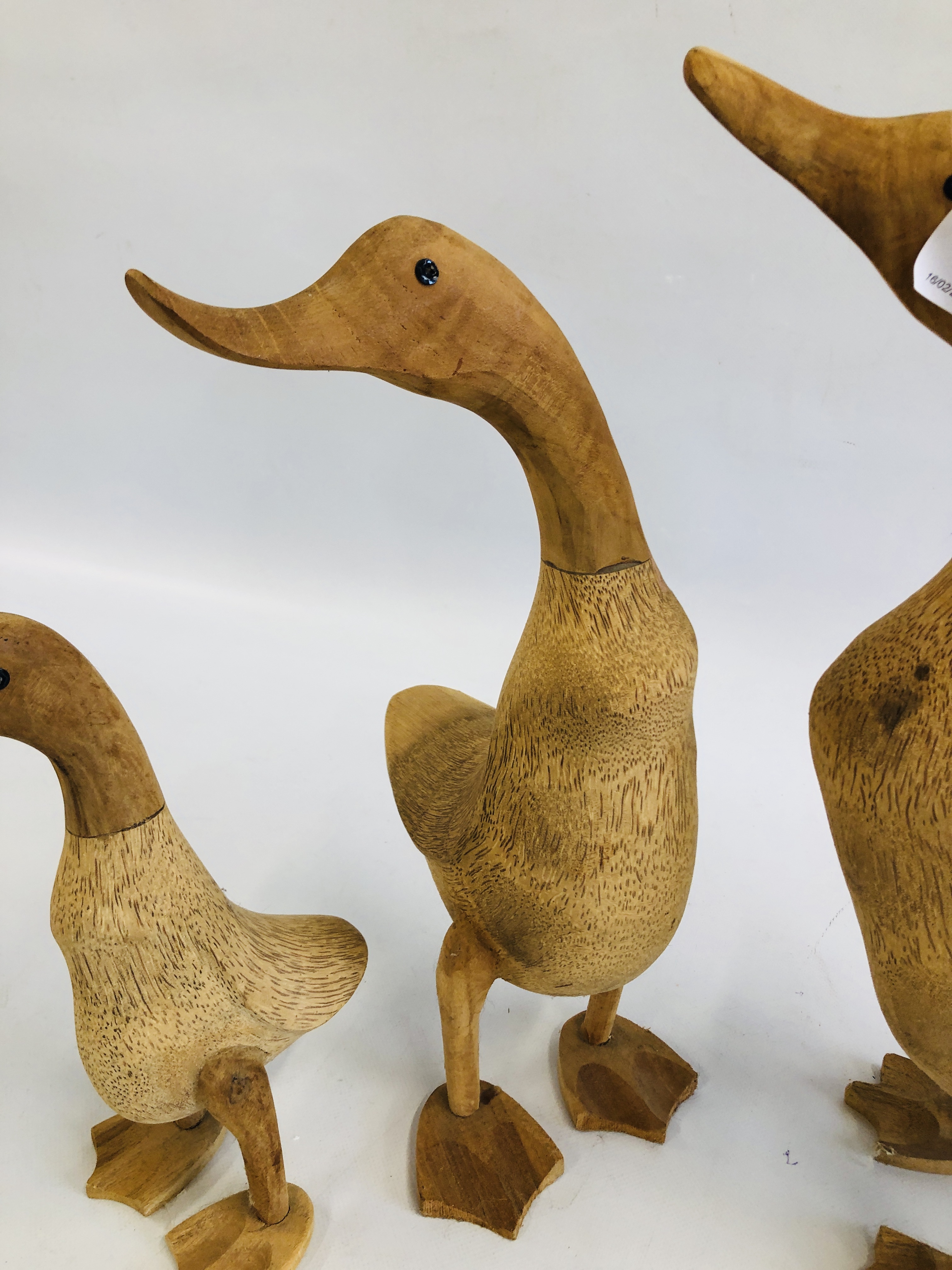 A SET OF 3 GRADUATED TREEN DUCK SCULPTURES (TALLEST H 46CM) - Image 3 of 5