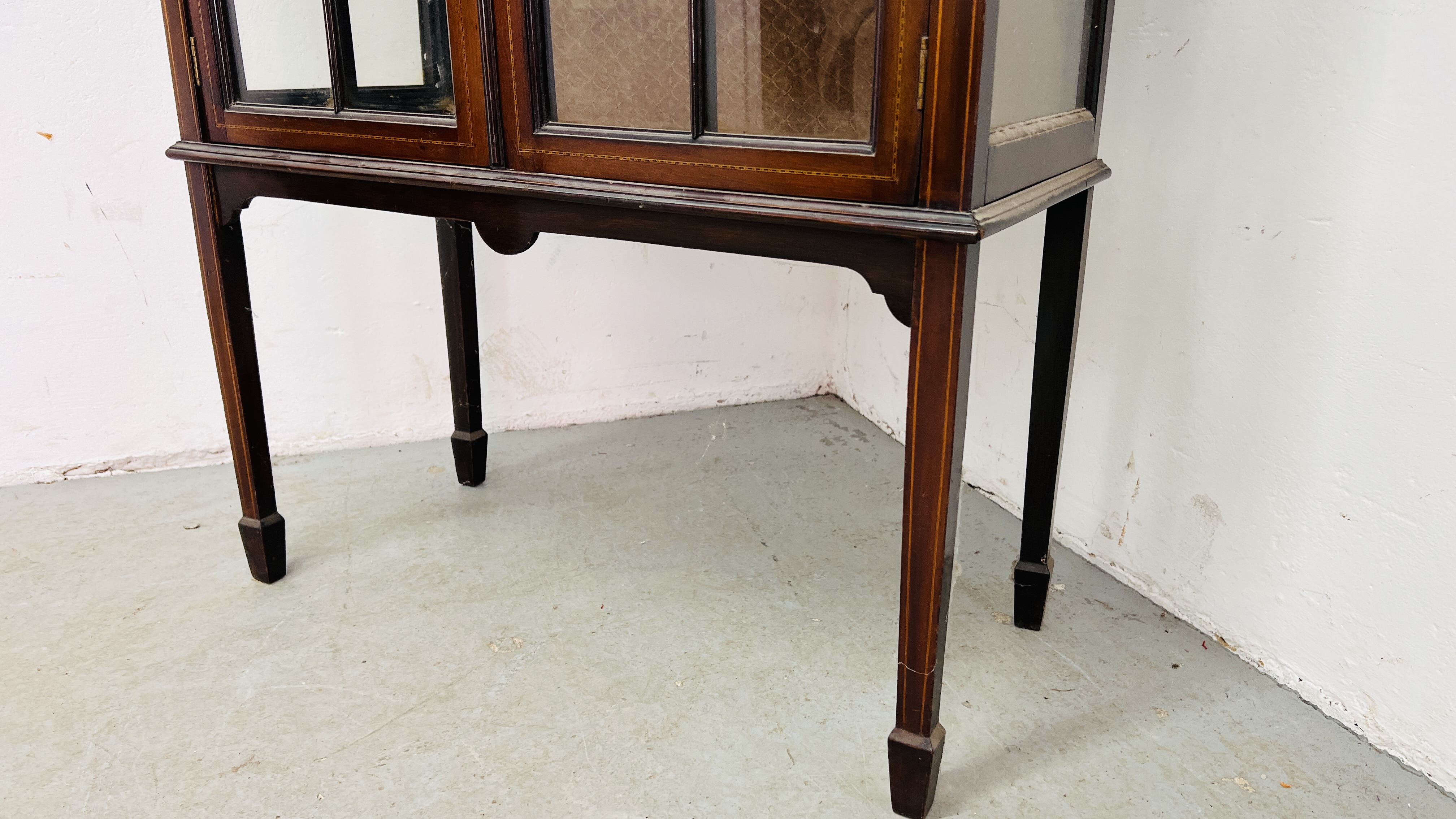 AN EDWARDIAN MAHOGANY GLAZED FRONT DISPLAY CABINET WITH INLAID DETAIL, W 25CM, D 33CM, H 156CM. - Image 8 of 10