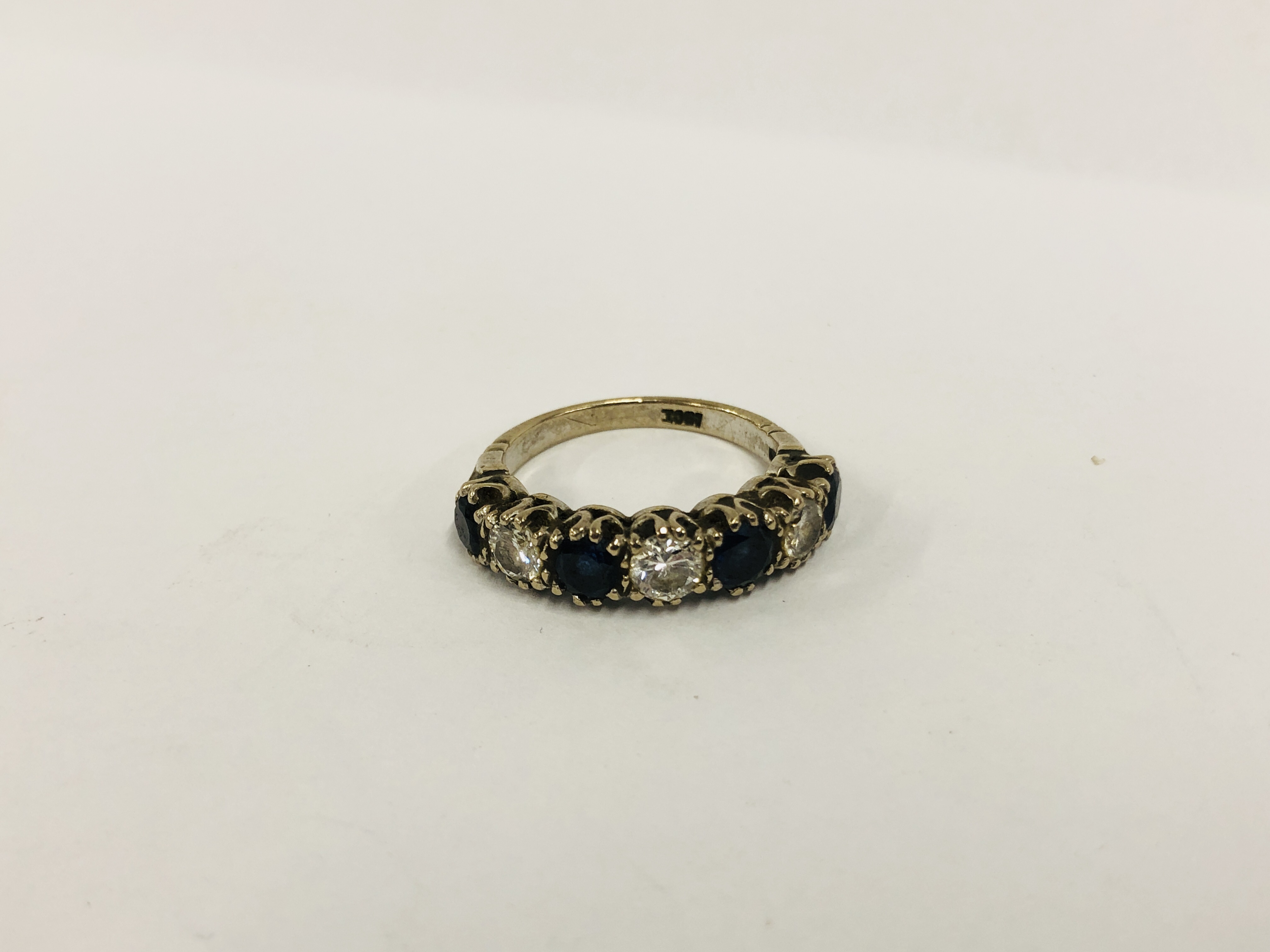 AN 18CT GOLD VICTORIAN STYLE DIAMOND AND SAPPHIRE SET RING,