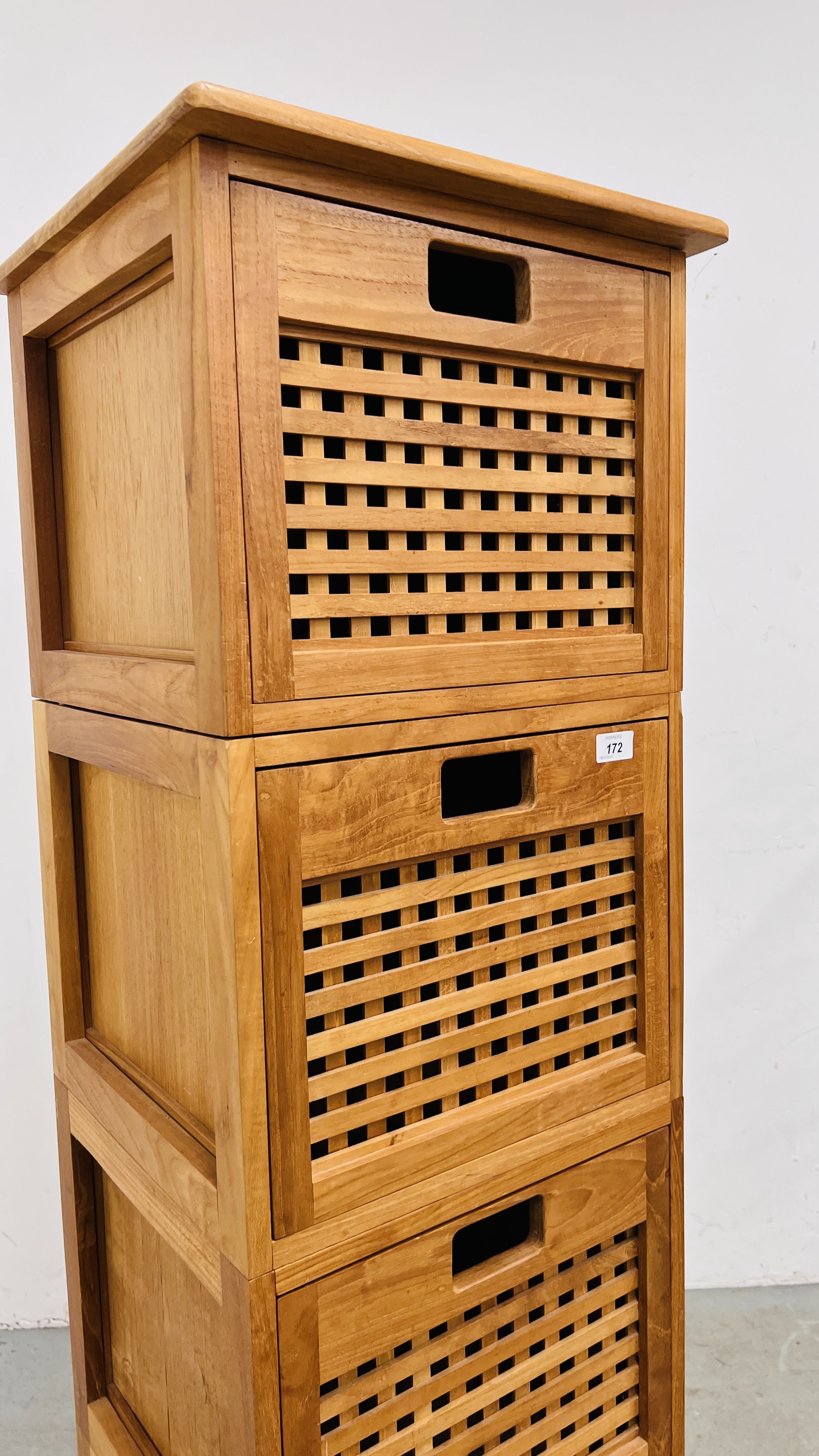 A 5 SECTION WOODEN SLATTED FRONT STACKING DRAWER TOWER. 1 DRAWER A/F - W 43CM. X H 171CM. X D 41CM. - Image 4 of 6
