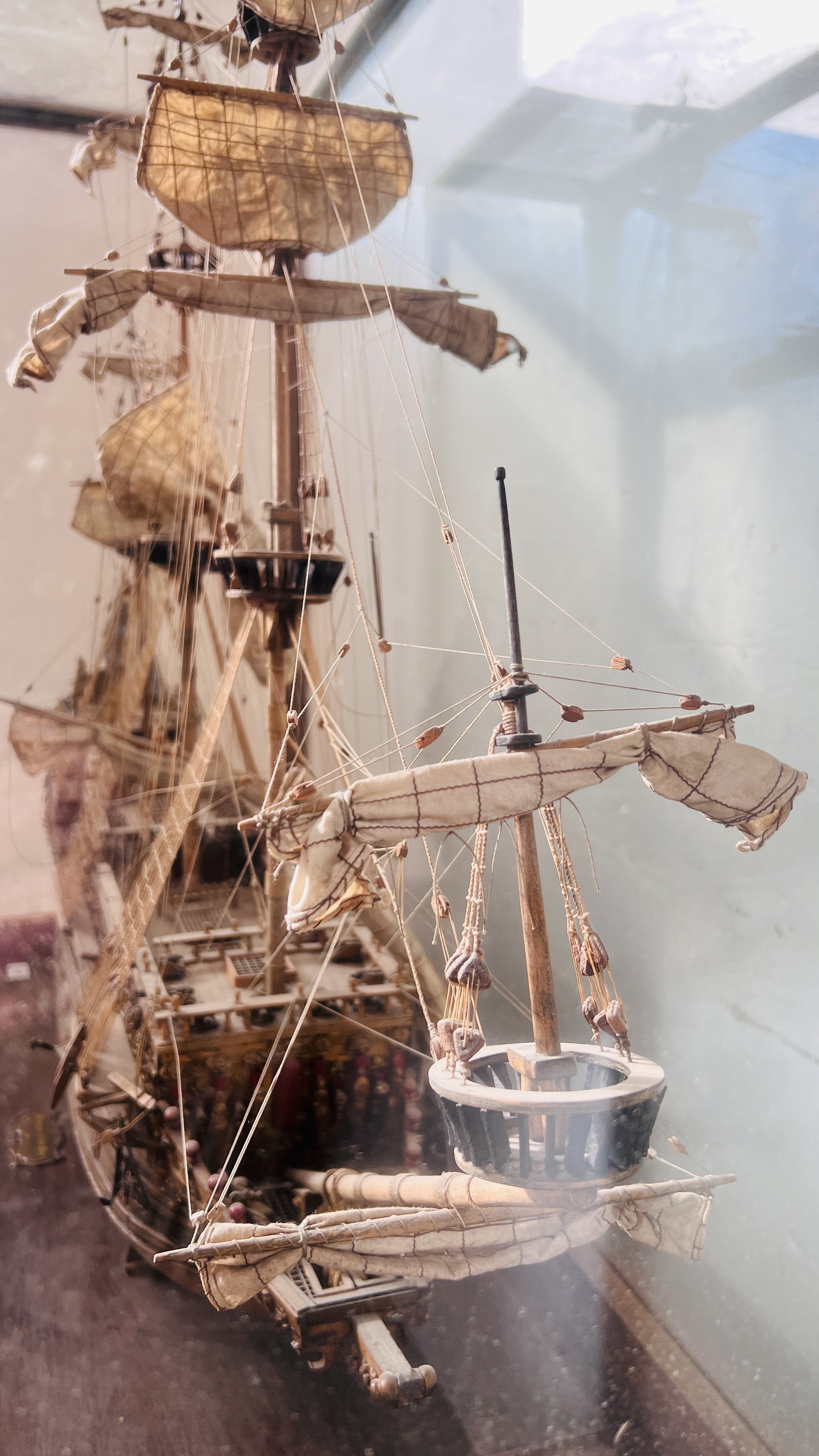 LARGE MODEL GALLEON "SOVEREIGN OF THE SEA" IN MAHOGANY DISPLAY CASE - W 128CM. D 55CM. H 146CM. - Image 3 of 15