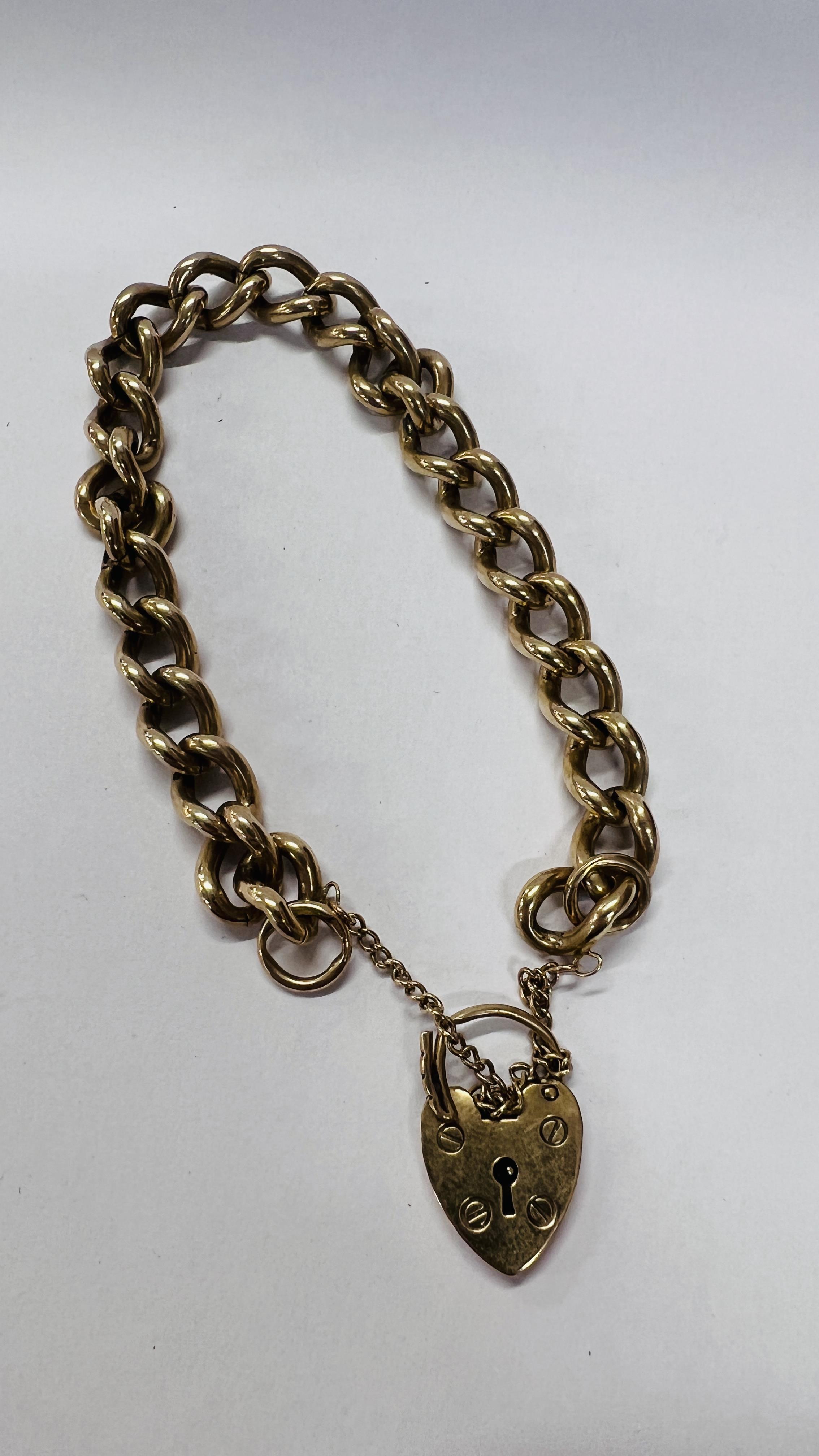 A 9CT GOLD BRACELET WITH PADLOCK CLASP.