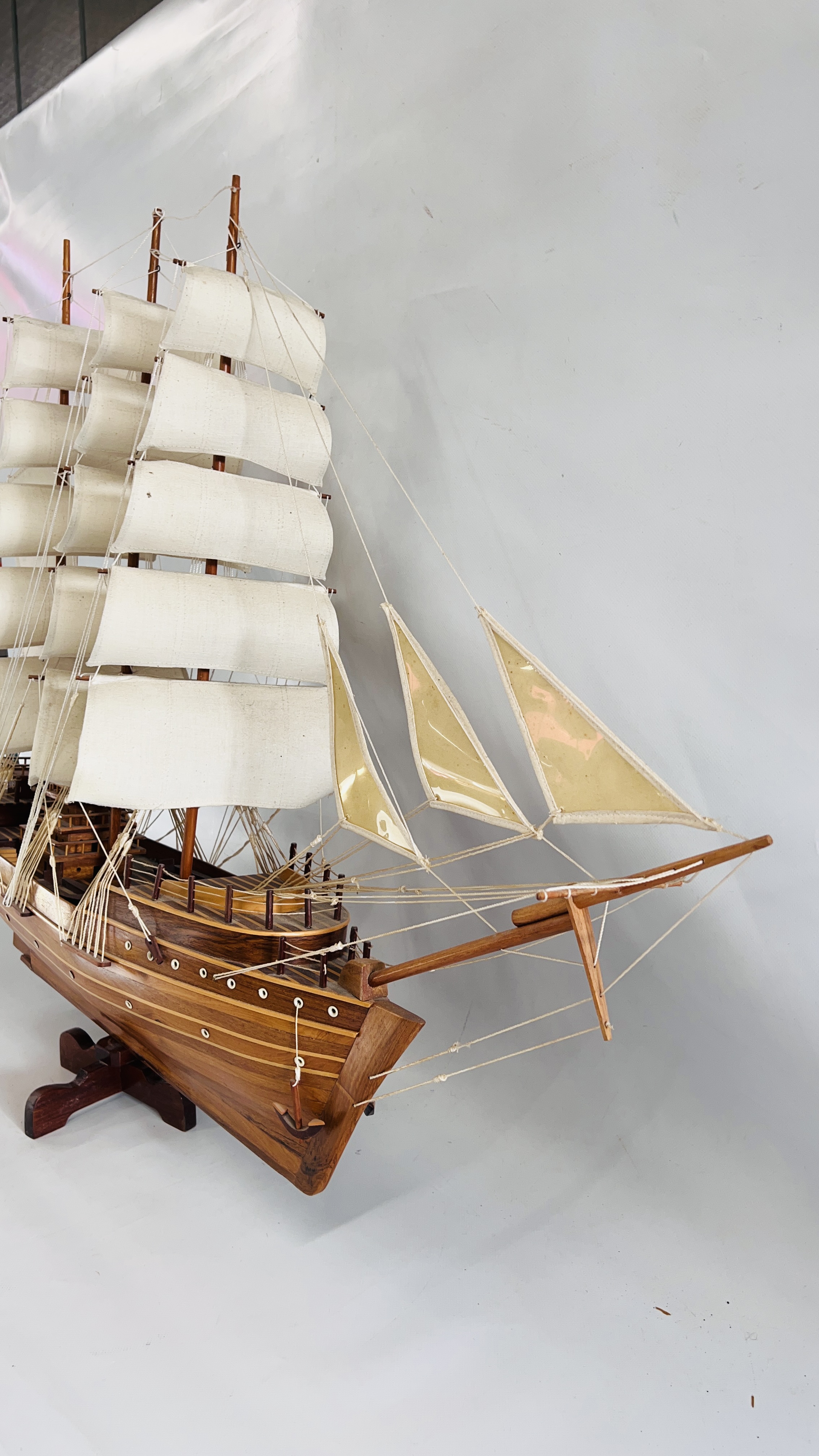 A LARGE WOODEN MODEL OF A SHIP L 110 CM. X H 85CM. - Image 10 of 10