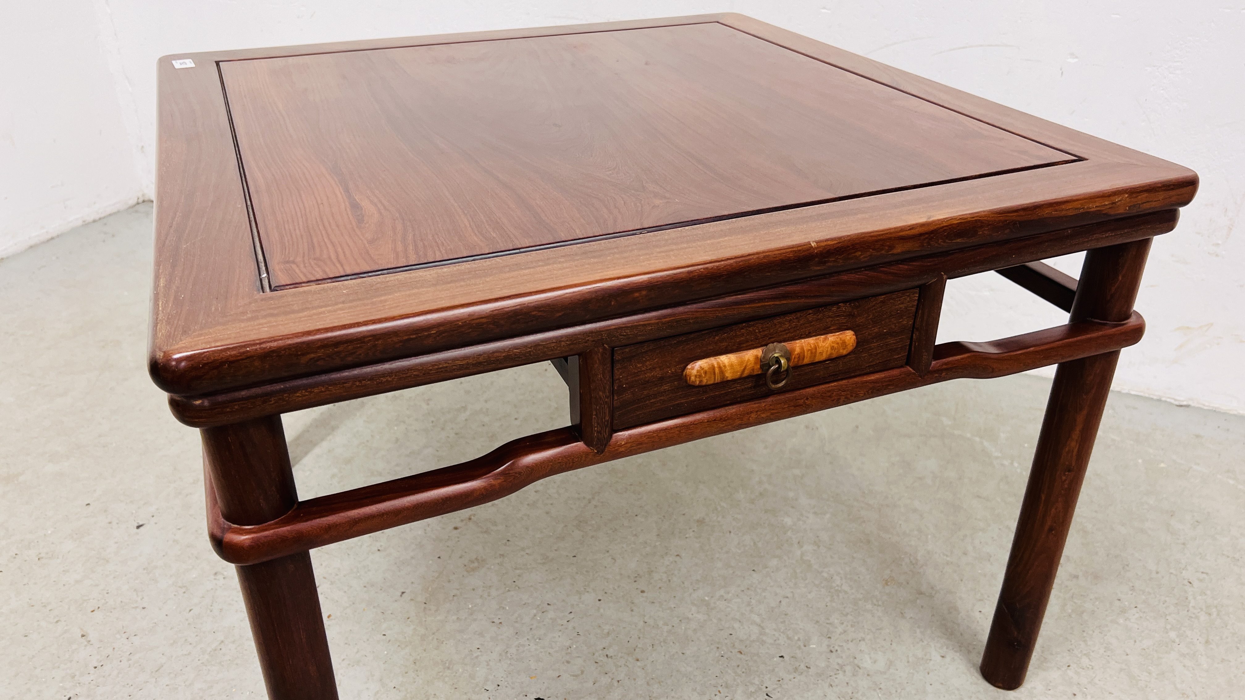 AN ORIENTAL SQUARE HARDWOOD FOUR DRAWER COFFEE / OCCASIONAL TABLE. - Image 3 of 8