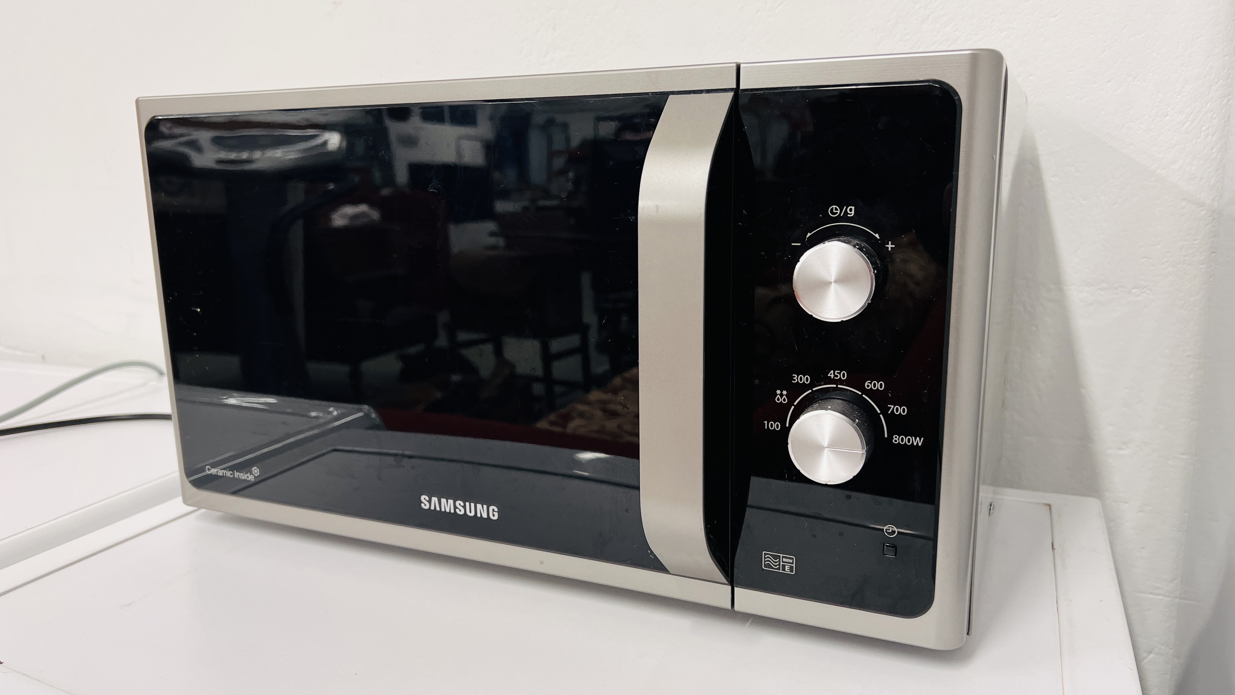 SAMSUNG MICROWAVE - SOLD AS SEEN.