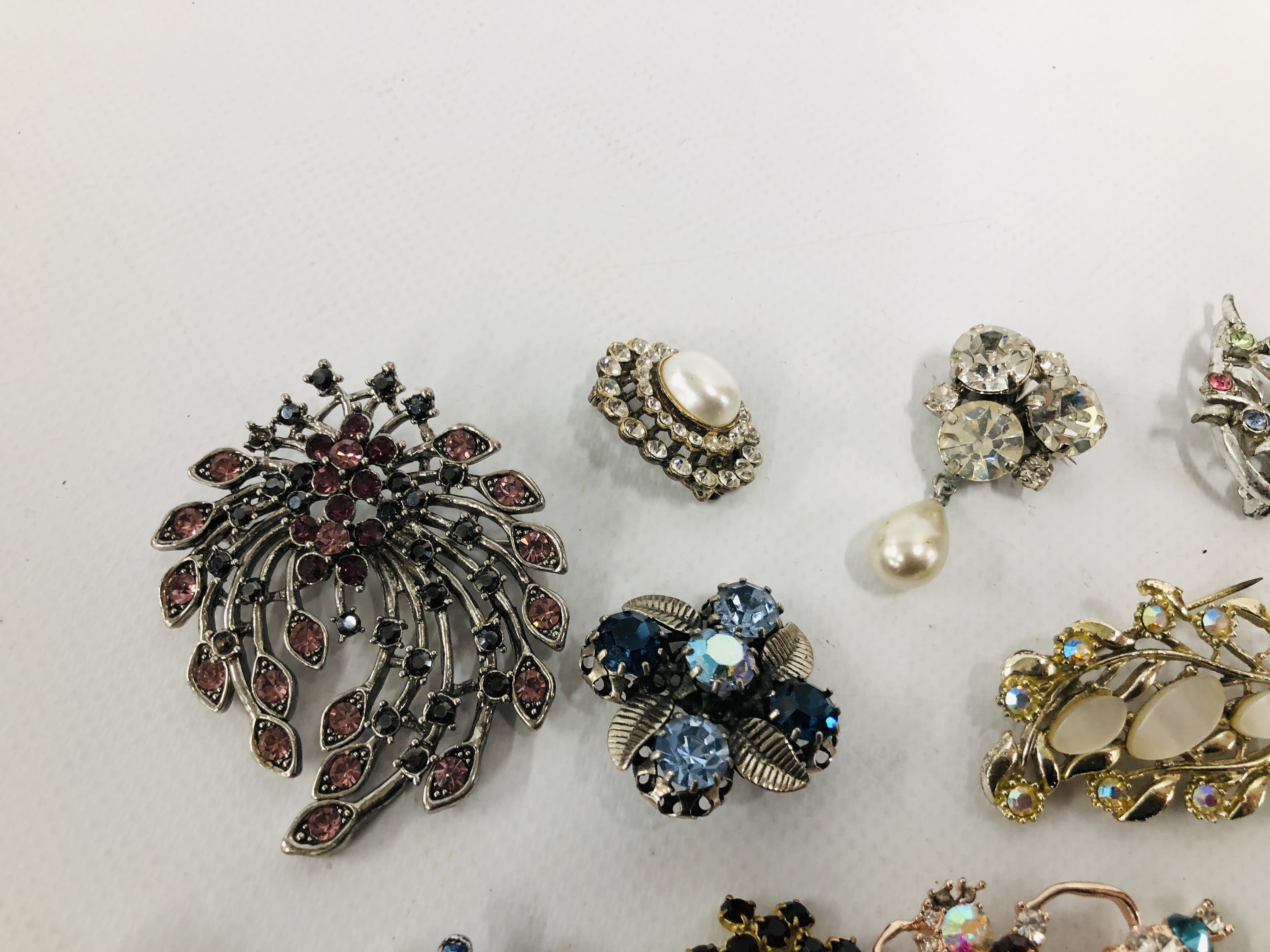 COLLECTION OF 23 VINTAGE AND RETRO SILVER AND GOLD TONE BROOCHES. - Image 3 of 6