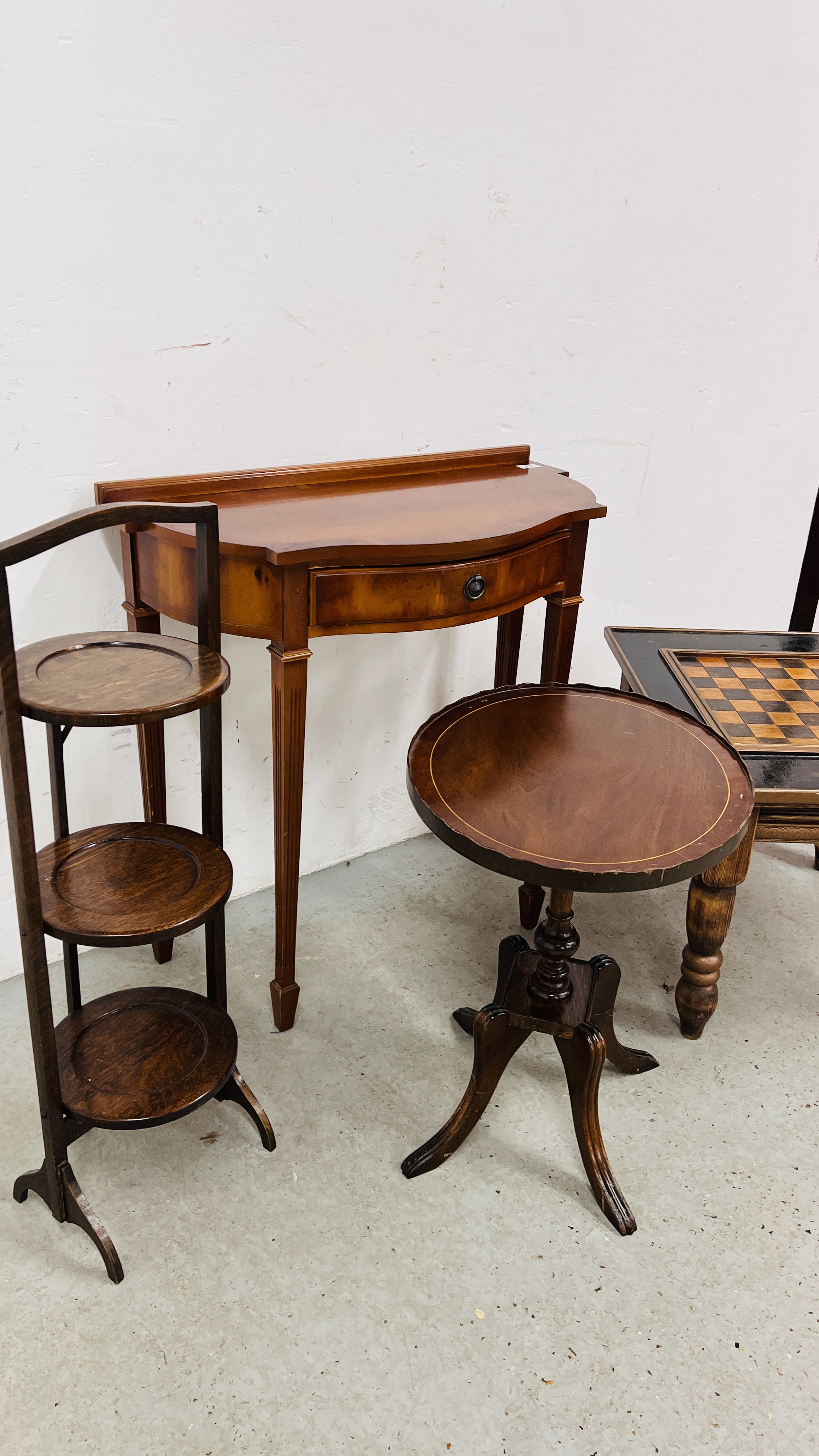 A SMALL OCCASIONAL TABLE WITH INSET CHEQUER BOARD TOP 61 X 54CM, - Image 9 of 10