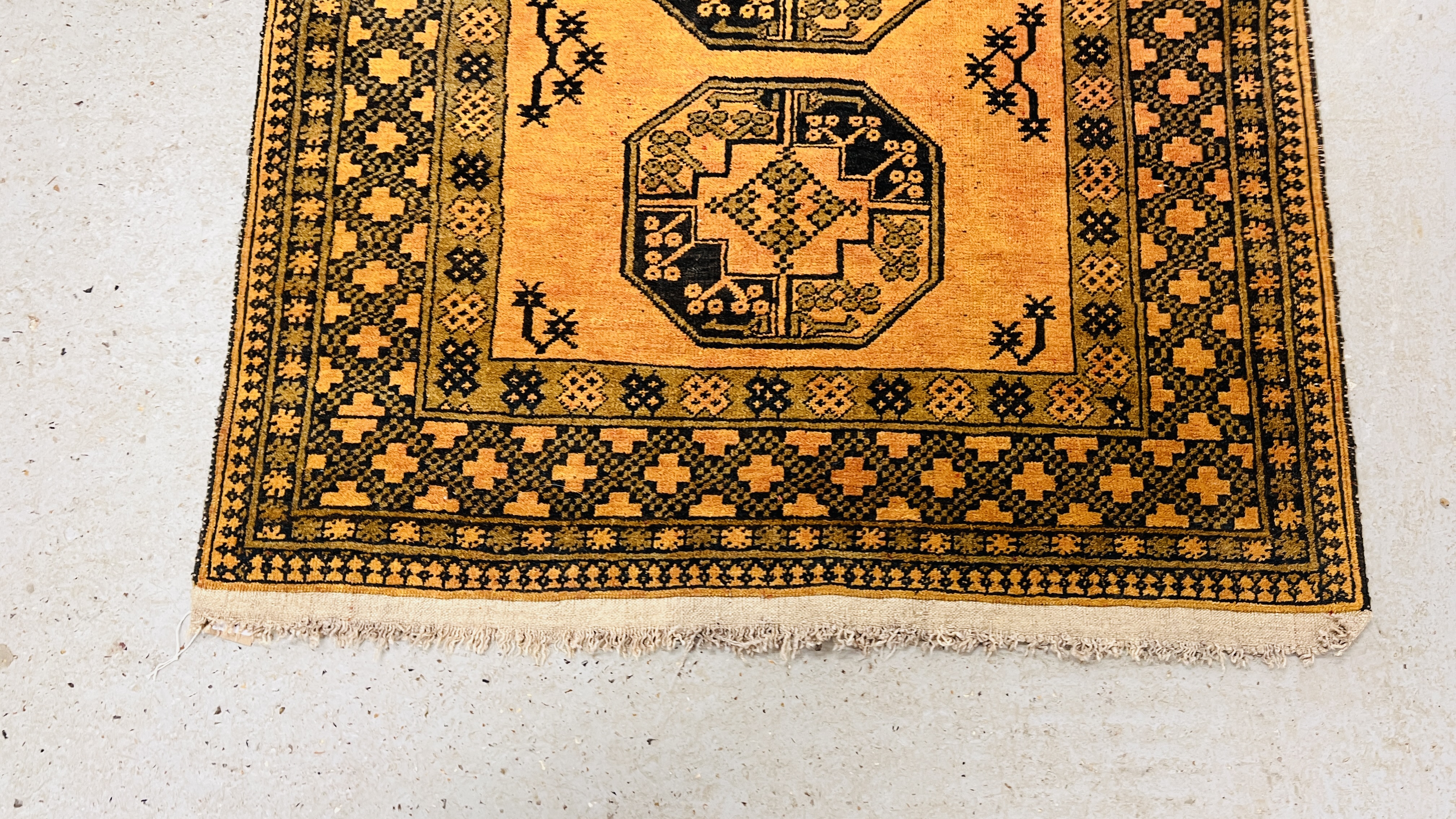 A YELLOW PATTERNED EASTERN RUG. - Image 3 of 5