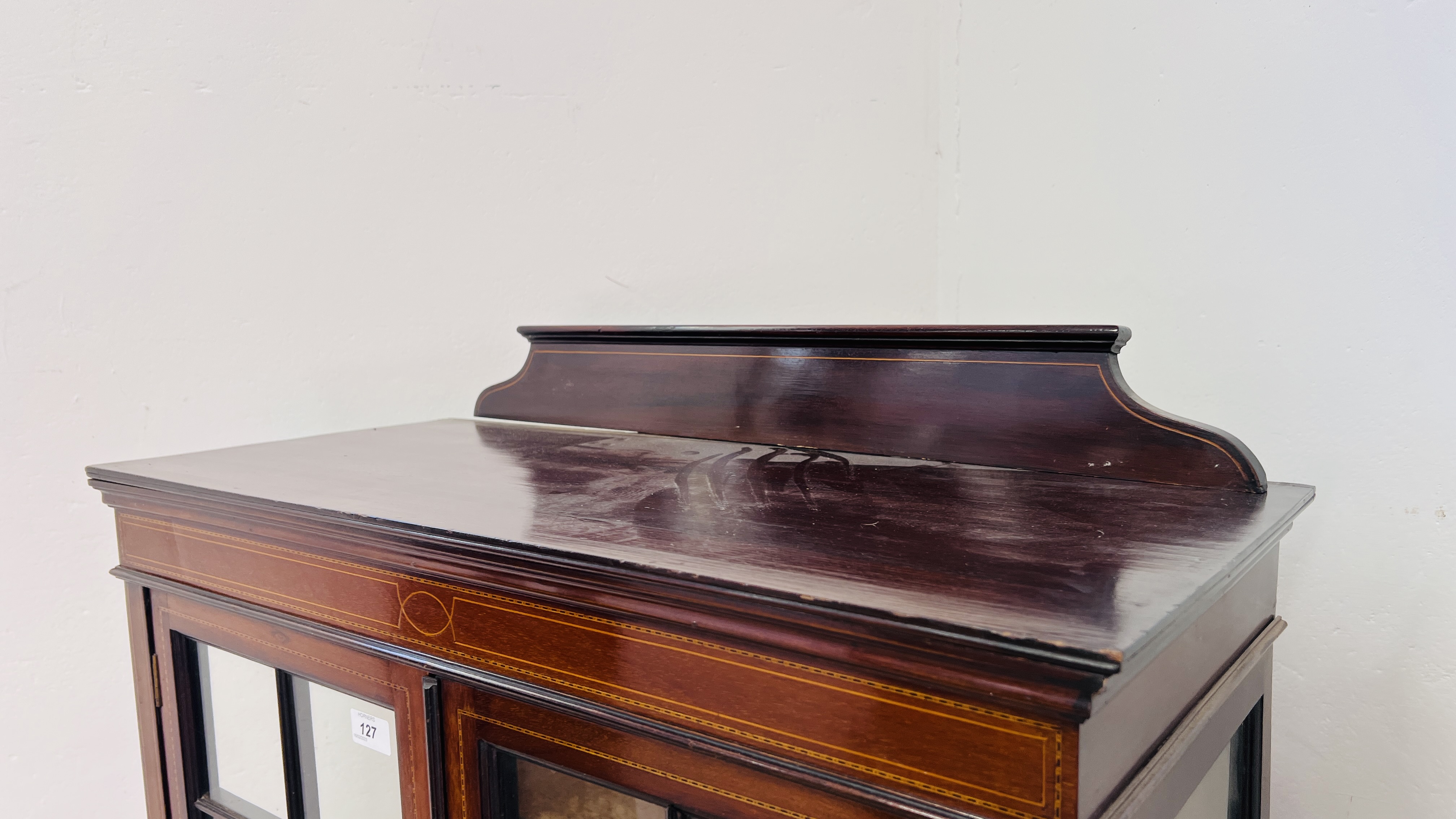 AN EDWARDIAN MAHOGANY GLAZED FRONT DISPLAY CABINET WITH INLAID DETAIL, W 25CM, D 33CM, H 156CM. - Image 7 of 10