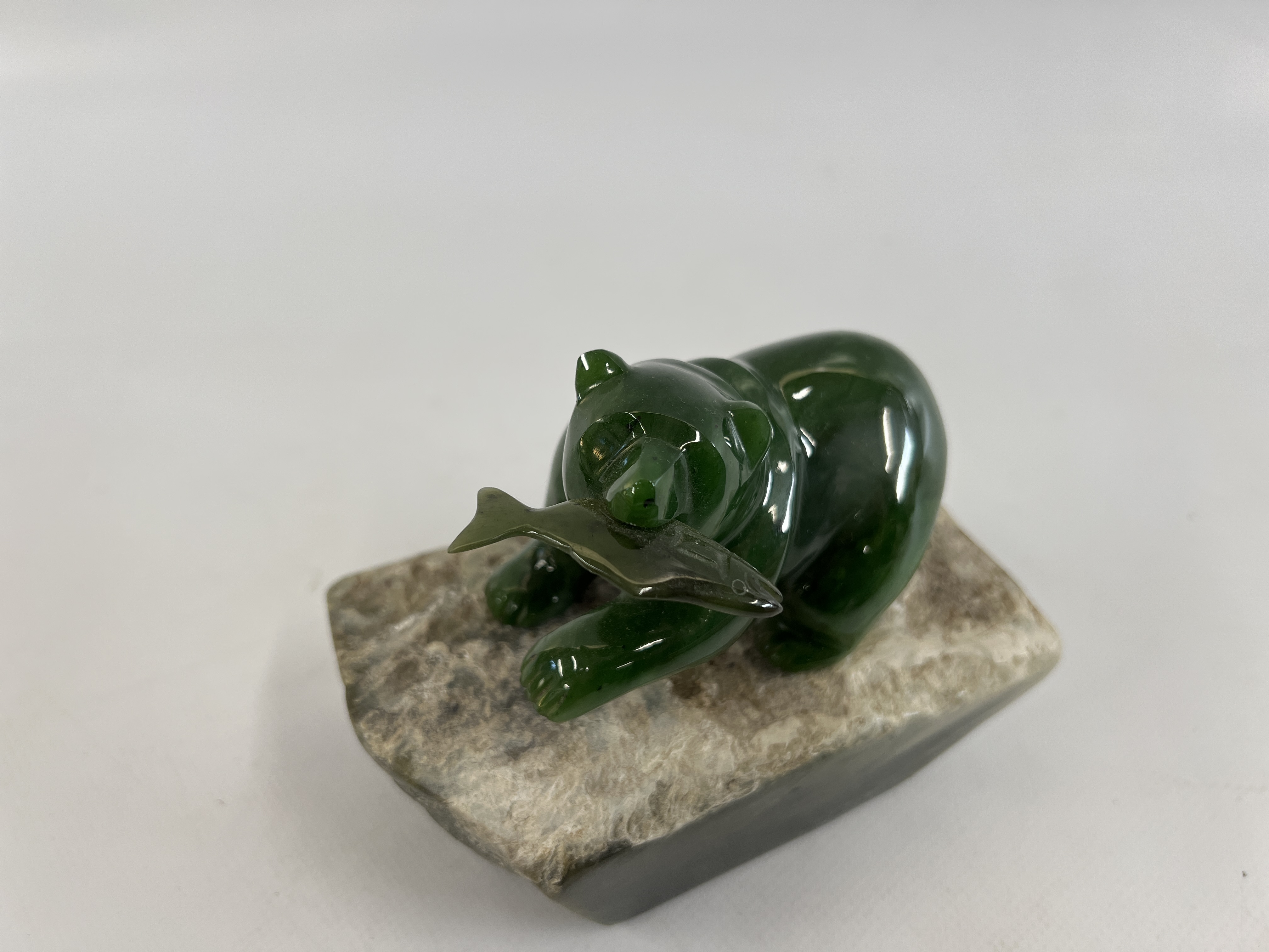 A B.C. JADE CARVING SIGNED BY CANADIAN ARTIST "TONY WU" FEATURES A BEAR - Image 3 of 9