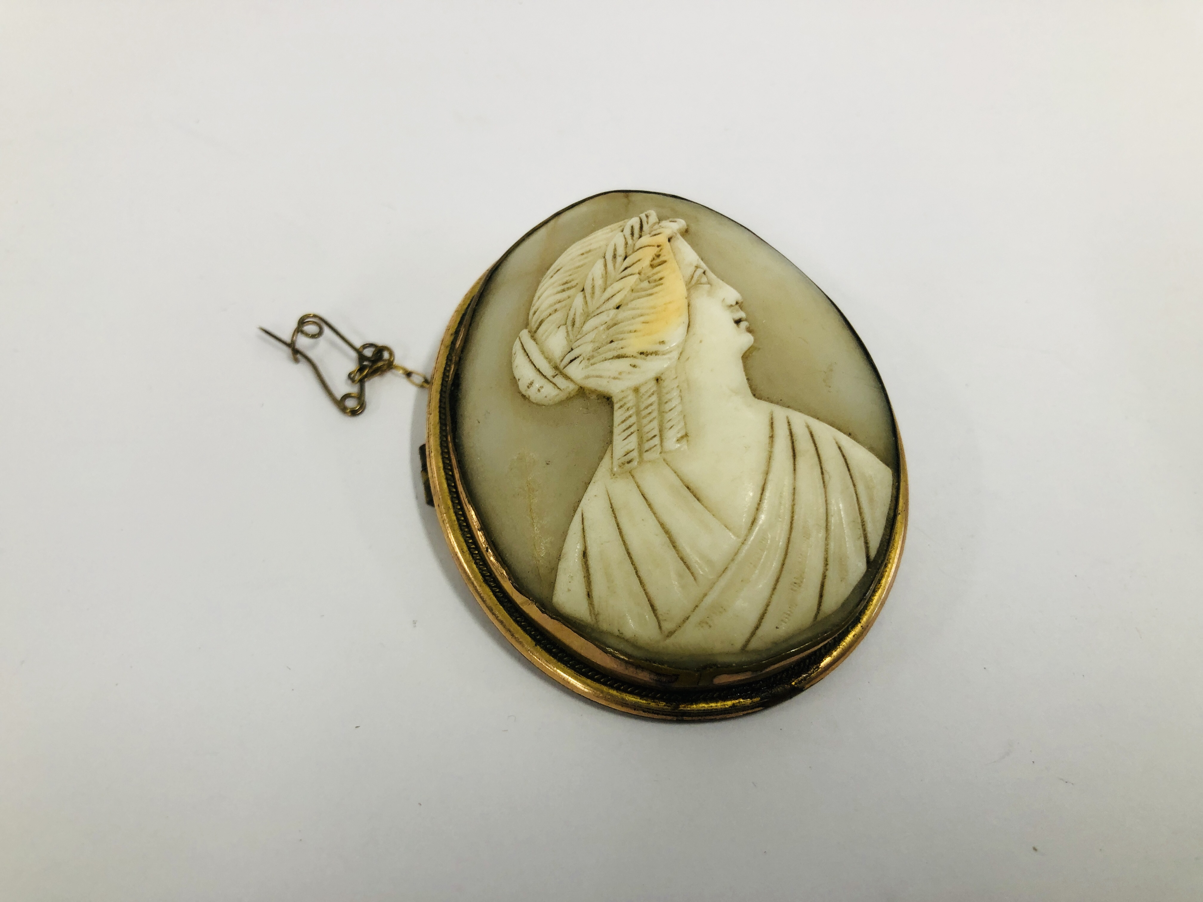 A VINTAGE CAMEO BROOCH IN AN OVAL MOUNT + ONE OTHER - Image 5 of 10