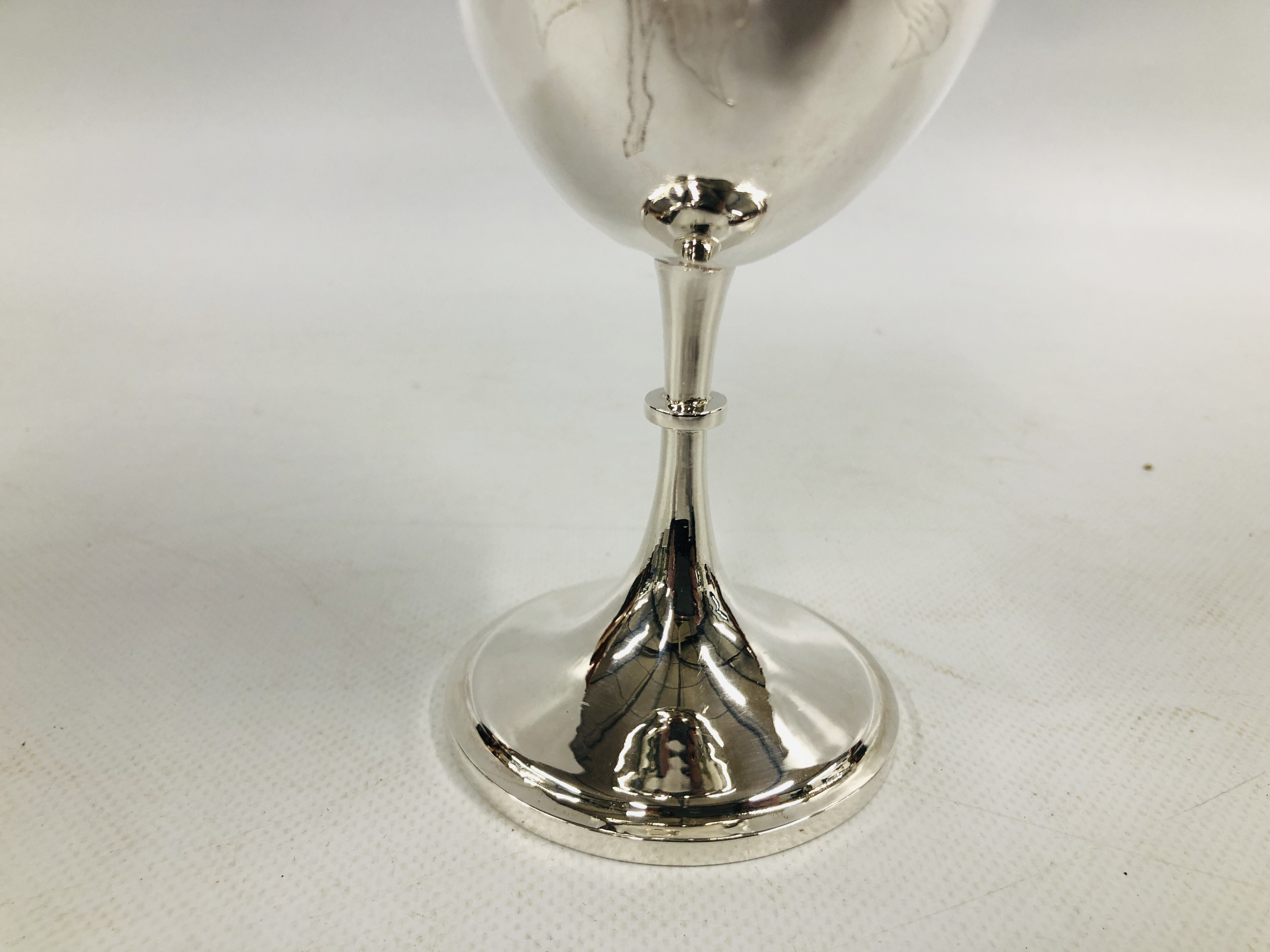 A WHITE METAL ENGRAVED GOBLET, BEARING IMPRESSED CHINESE MARKS TO BASE - H 17CM. - Image 3 of 7