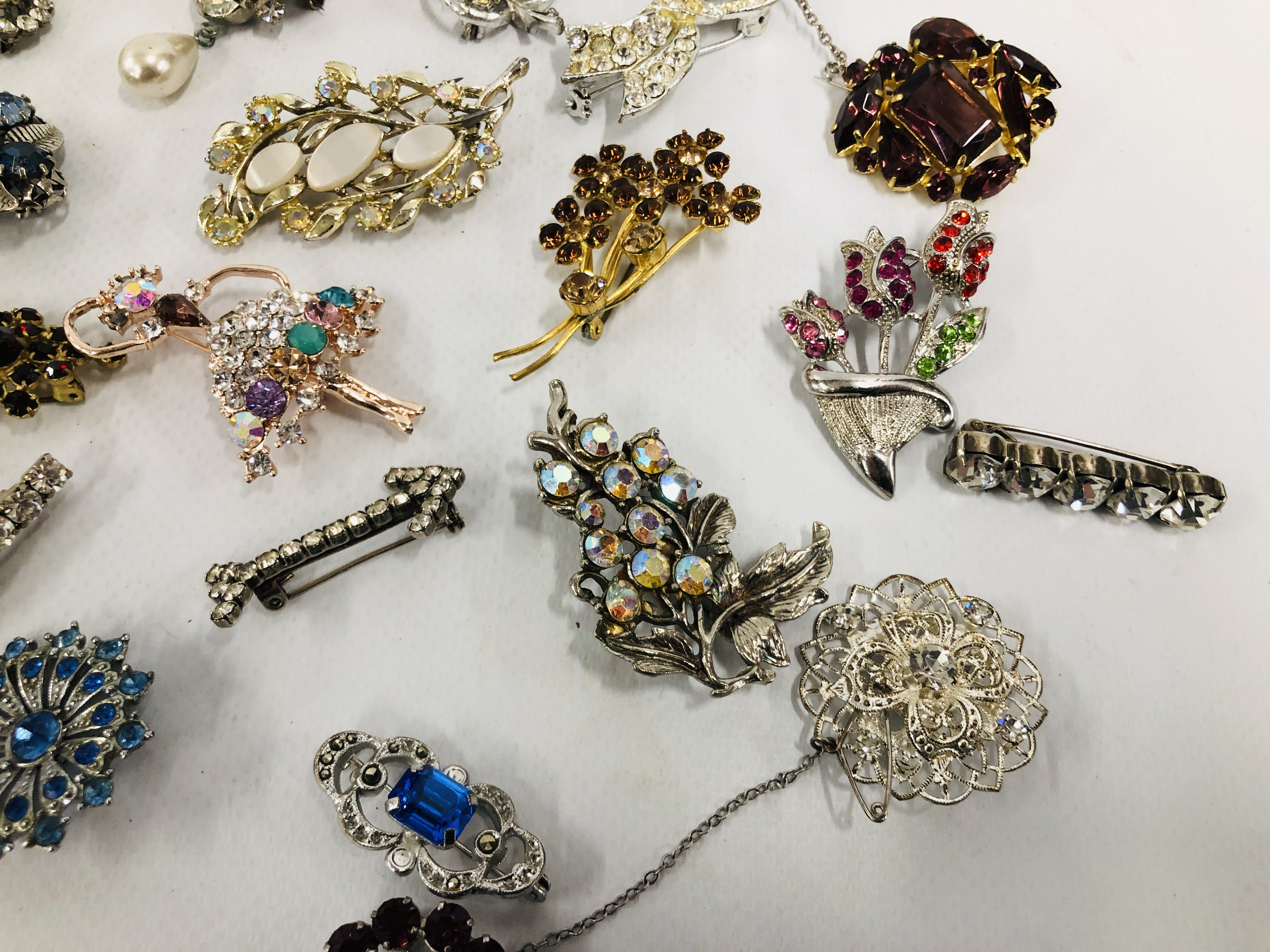 COLLECTION OF 23 VINTAGE AND RETRO SILVER AND GOLD TONE BROOCHES. - Image 5 of 6
