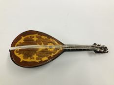 AN UNUSUAL INLAID MUSIC BOX IN THE FORM OF A MANDOLIN, "TORNA & SORRENTO" L 25CM.