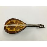 AN UNUSUAL INLAID MUSIC BOX IN THE FORM OF A MANDOLIN, "TORNA & SORRENTO" L 25CM.