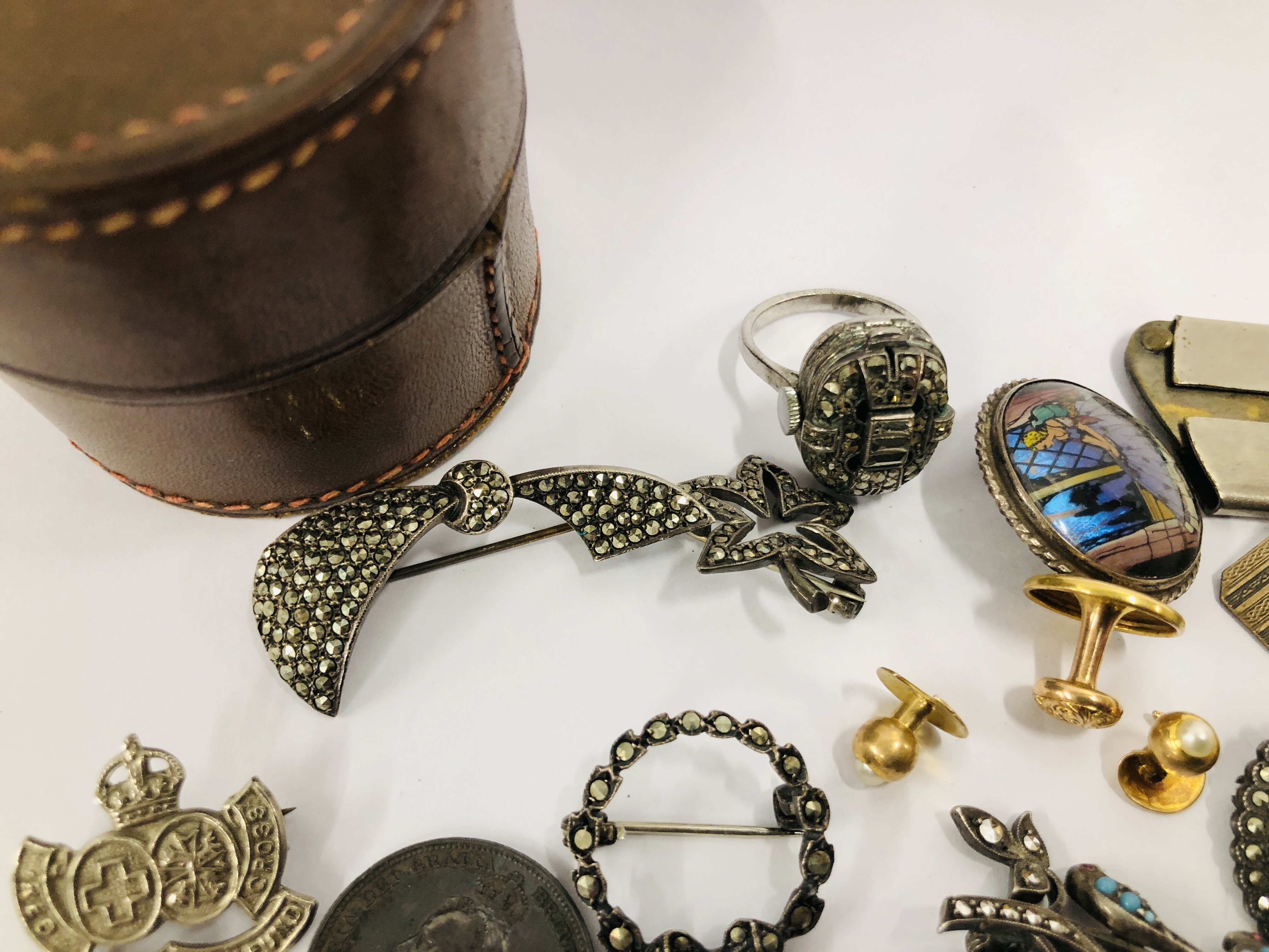 BOX OF ASSORTED VINTAGE JEWELLERY TO INCLUDE MARCASITE BROOCHES, RING, SILVER CUFF LINKS, - Image 2 of 7