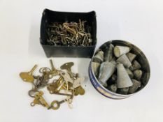 A COLLECTION OF VINTAGE KEYS, TUB OF VINTAGE CLOCK KEY / WINDERS ALONG WITH A TIN OF LEAD WEIGHTS.