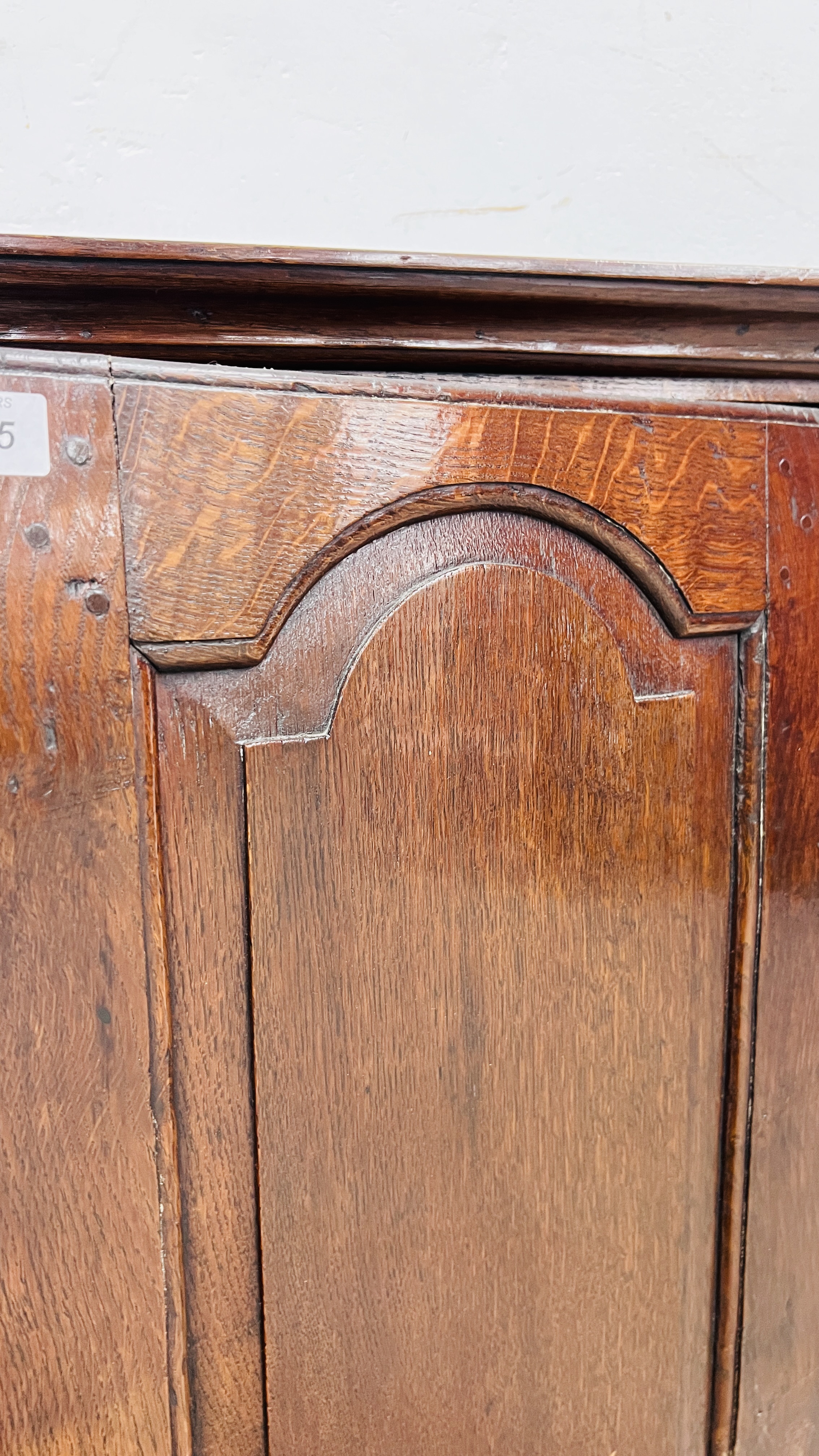 AN ANTIQUE OAK WALL HANGING CORNER CUPBOARD, THE INTERIOR FITTED WITH SHAPED SHELVES - W 60CM. - Image 6 of 8