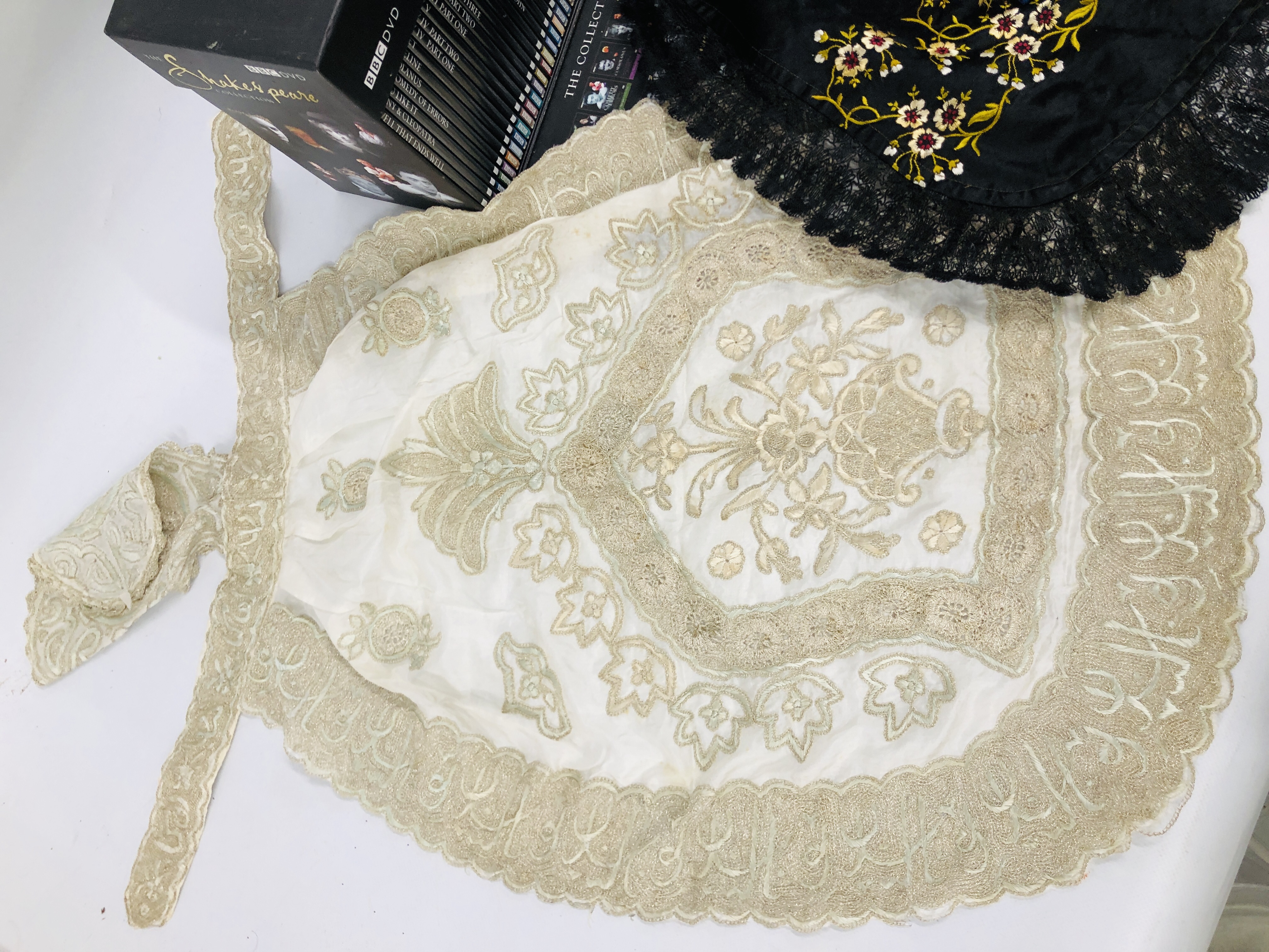 AN ELABORATE SILK AND LACE PANEL IN AN APRON STYLE WOVEN WITH AN INTRICATE FLORAL PATTERN ALONG - Image 3 of 6