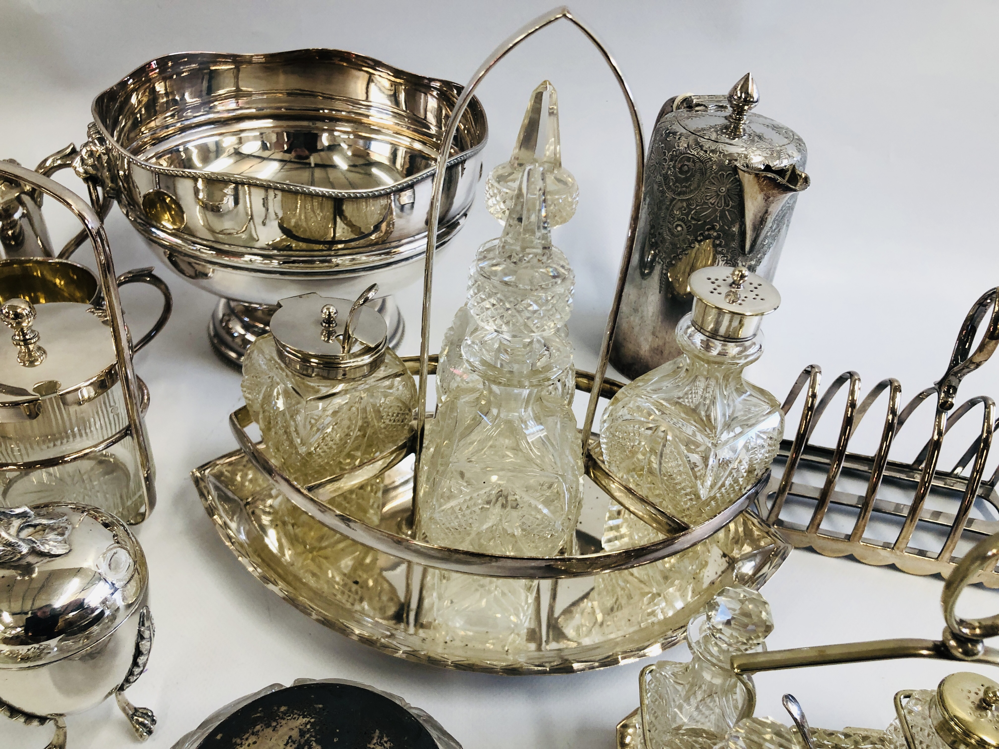 A GROUP OF ASSORTED MAINLY VINTAGE SILVER PLATED WARES TO INCLUDE CRUETS, TOAST RACK, ASH TRAYS, - Image 4 of 10