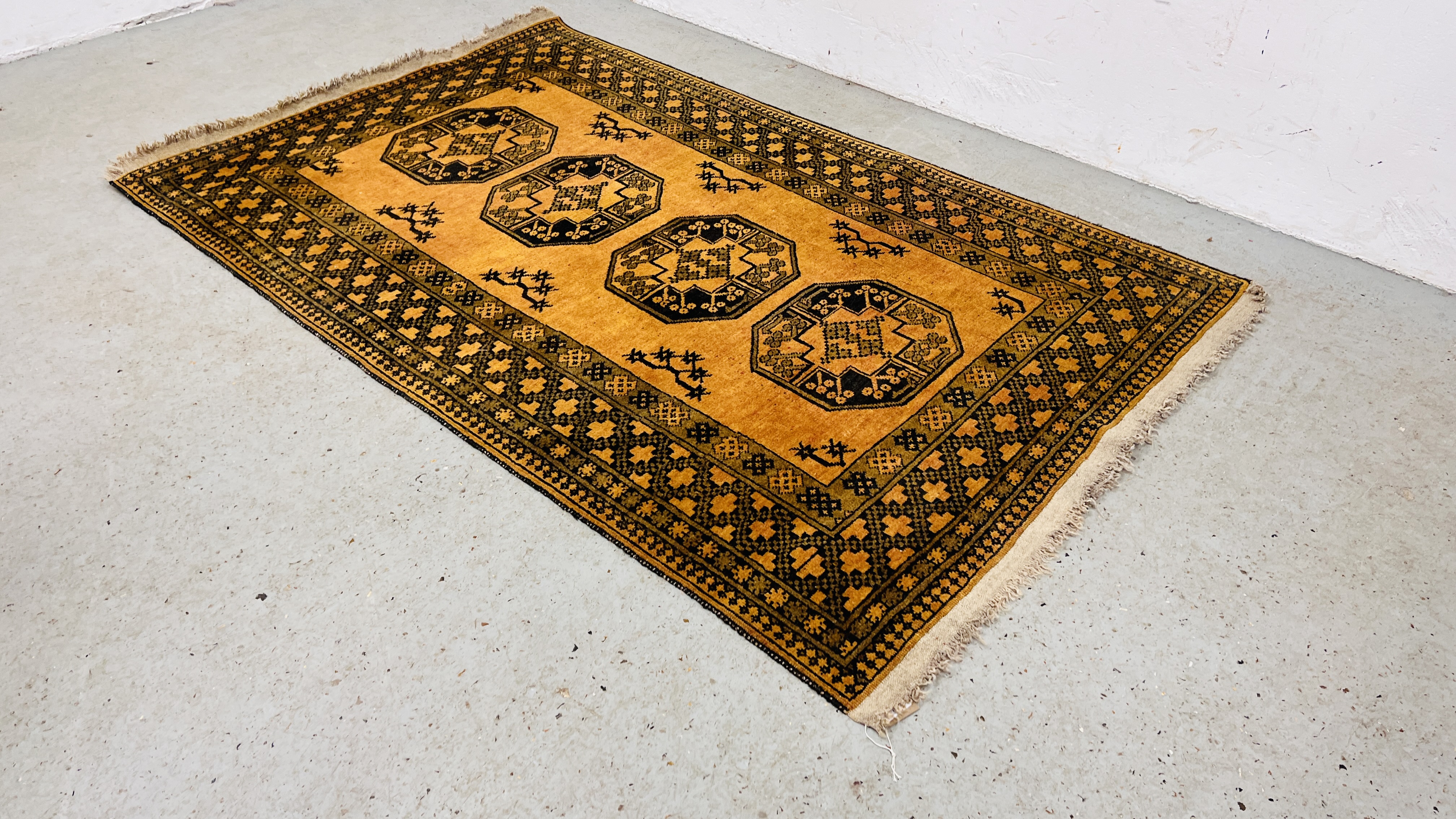 A YELLOW PATTERNED EASTERN RUG.