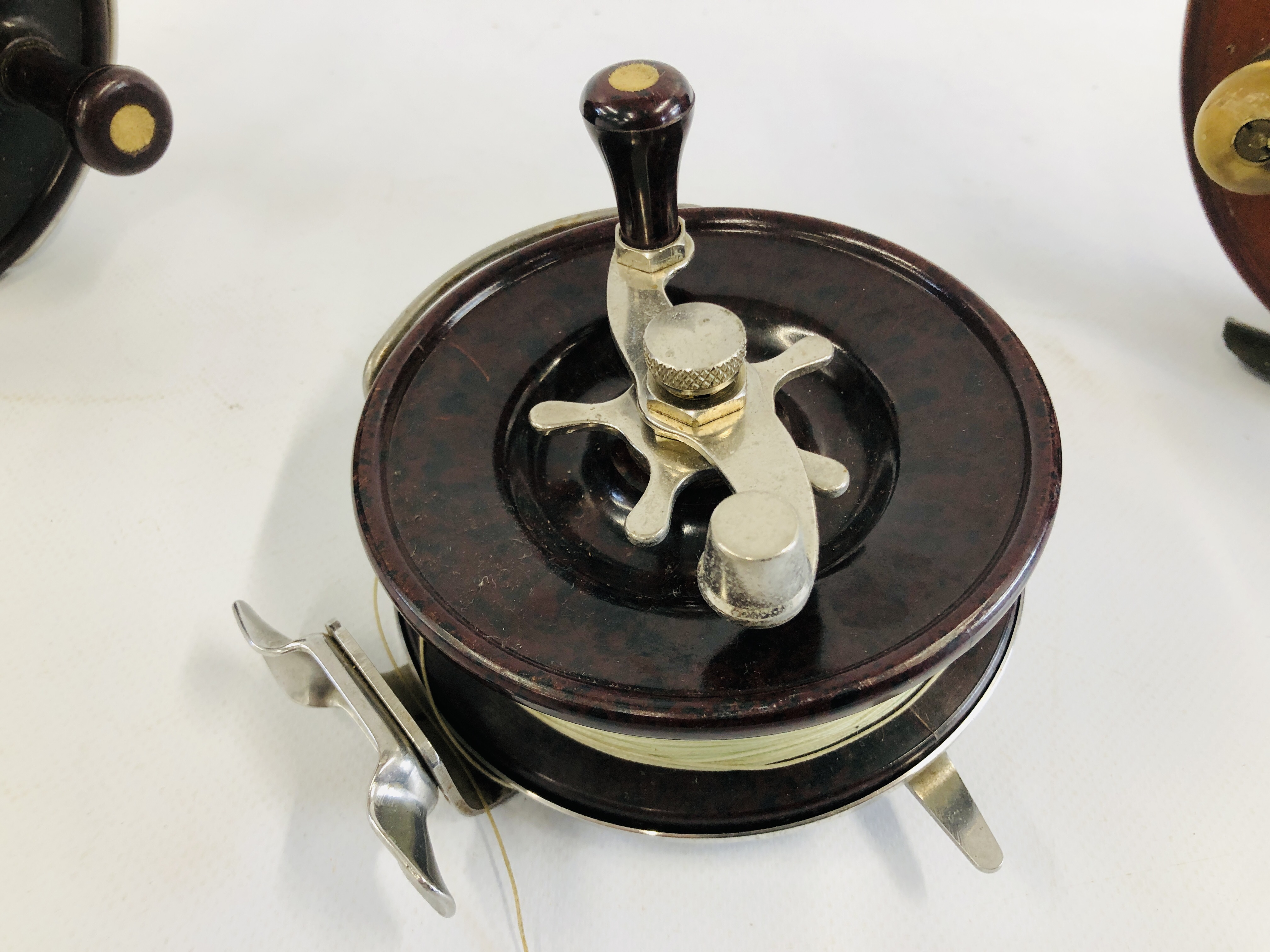 TWO "ALVEY" CENTRE PIN REELS TO INCLUDE SNAPPER REEL ALONG WITH A VINTAGE BRASS MOUNTED CENTRE PIN - Image 7 of 12