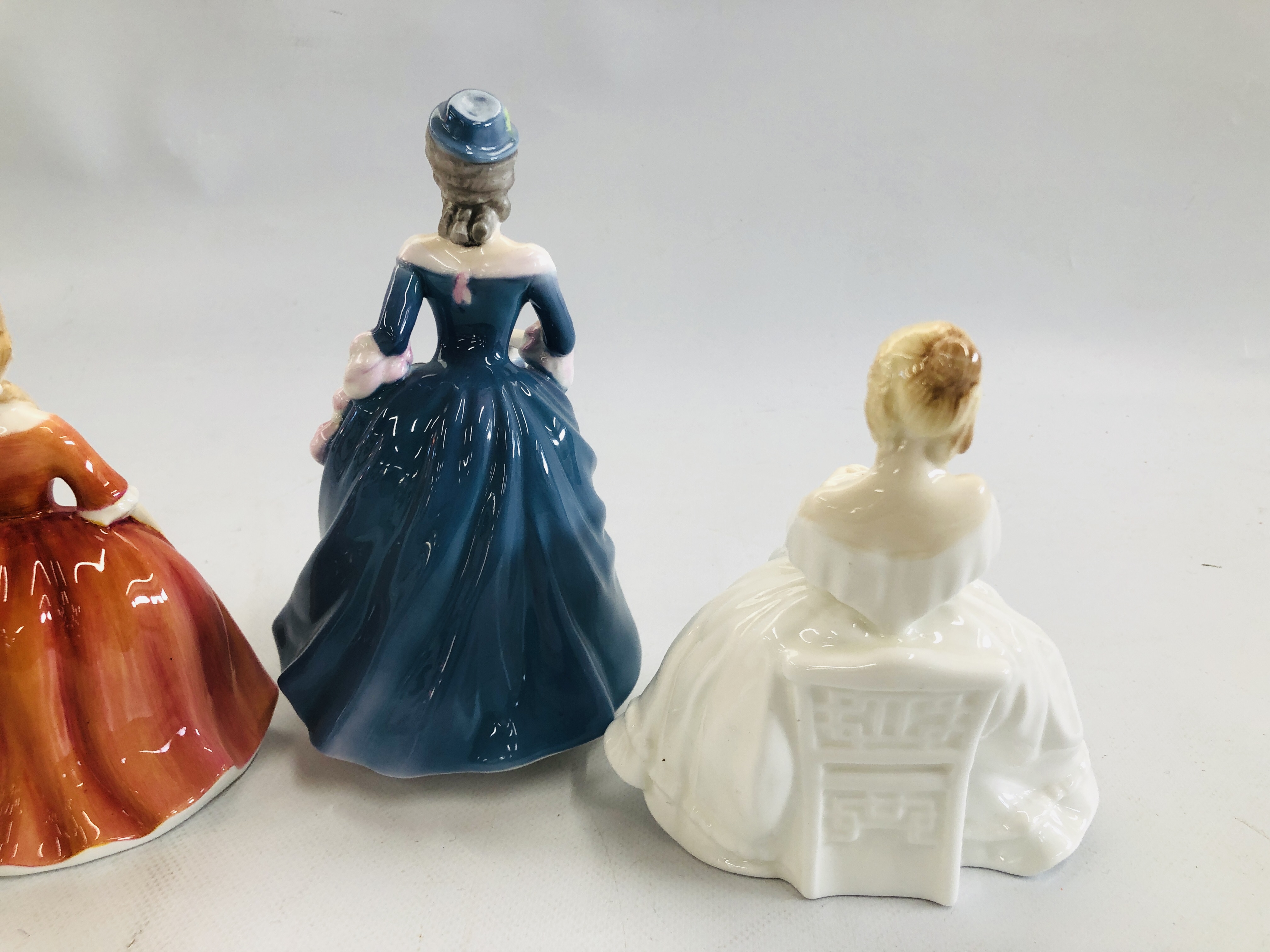 A GROUP OF THREE ROYAL DOULTON FIGURINES TO INCLUDE HEATHER HN 2956, DIANA HN 2468, - Image 6 of 11