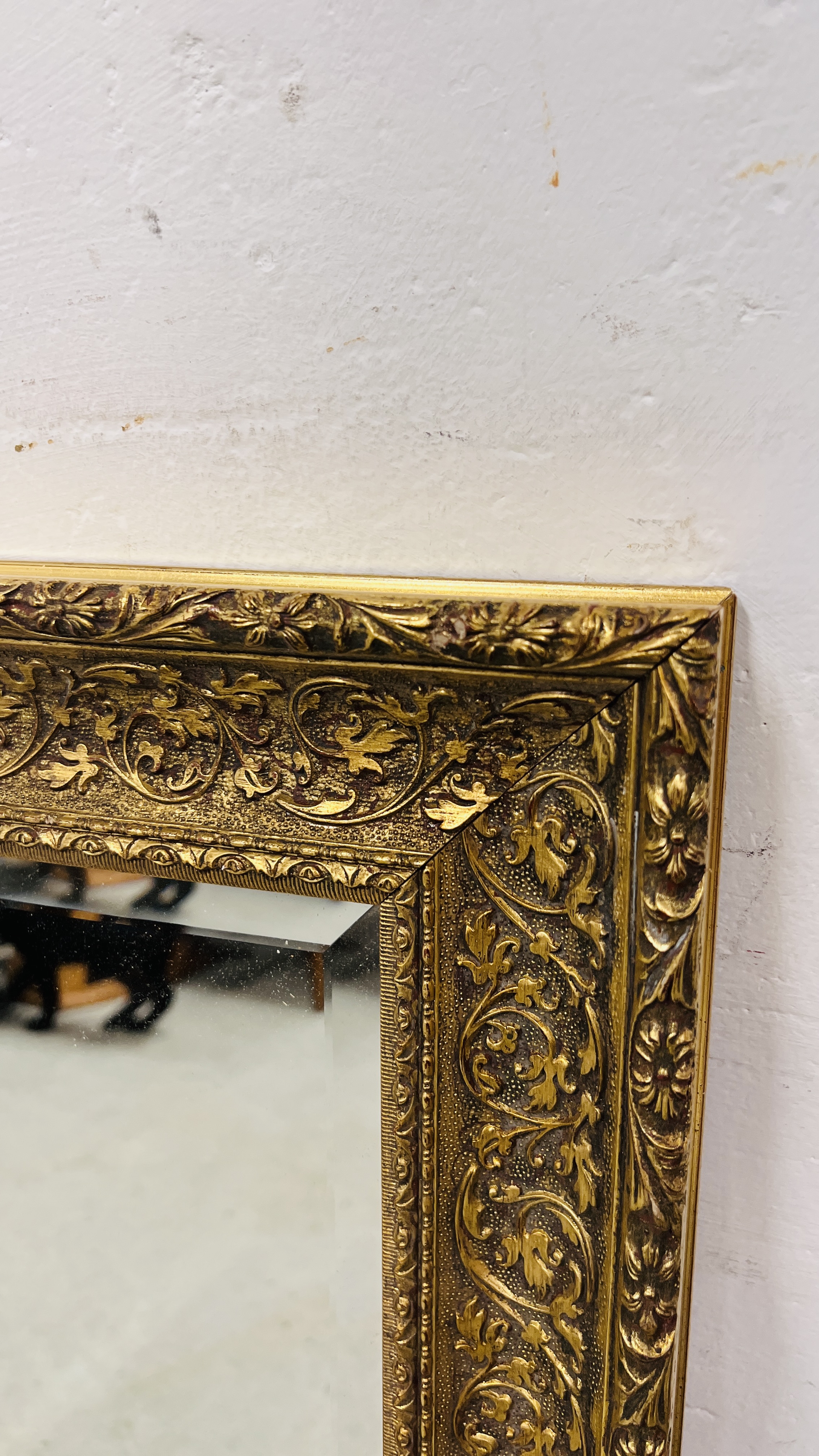 2 X GILT FRAMED WALL MIRRORS WITH BEVELLED GLASS PLATES 90 X 64CMM AND 83 X 58CM. - Image 3 of 7