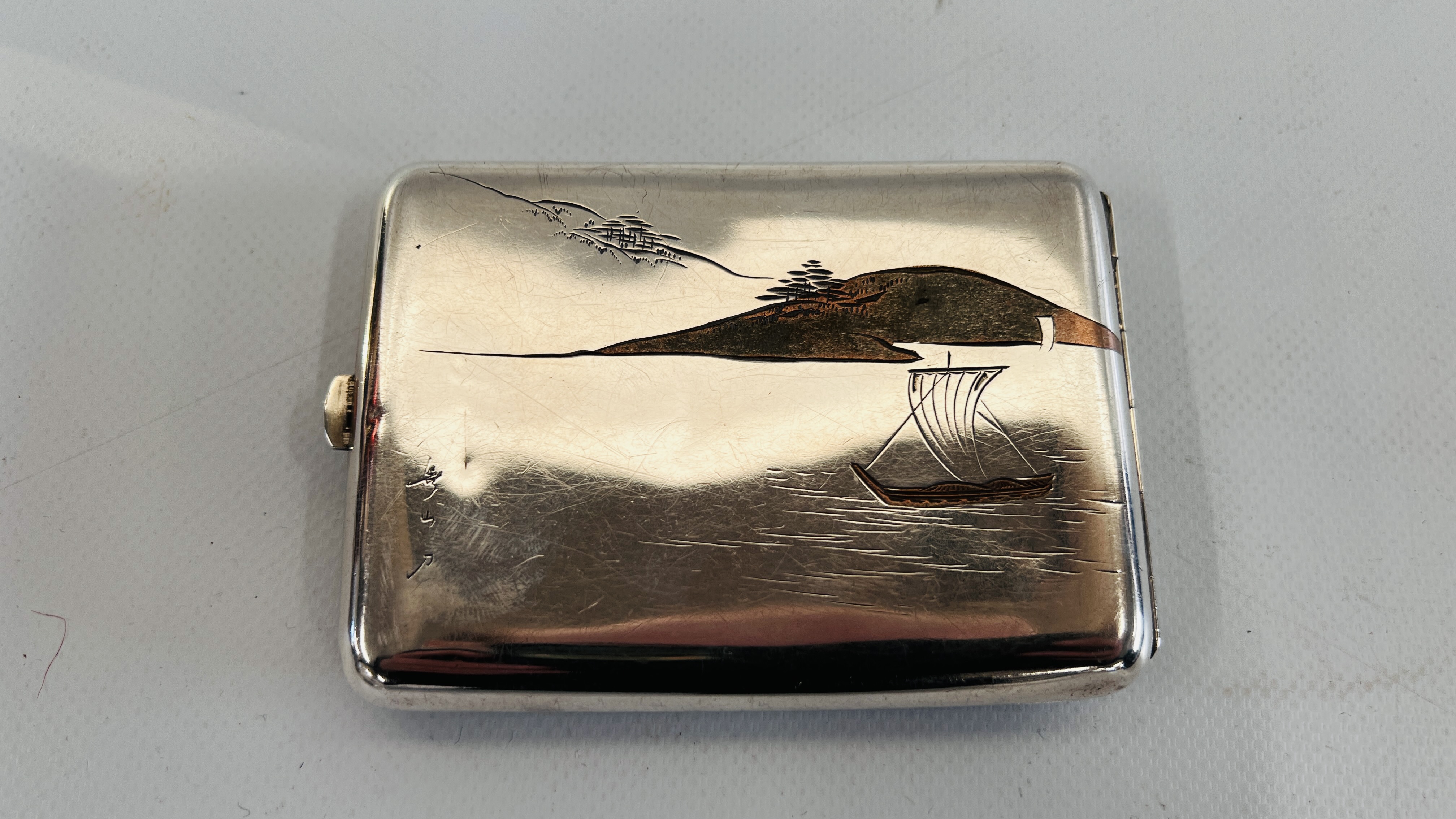 A JAPANESE STYLE SILVER AND MIXED METAL CIGARETTE CASE. L 11.5CM. X H 8CM. - Image 3 of 5