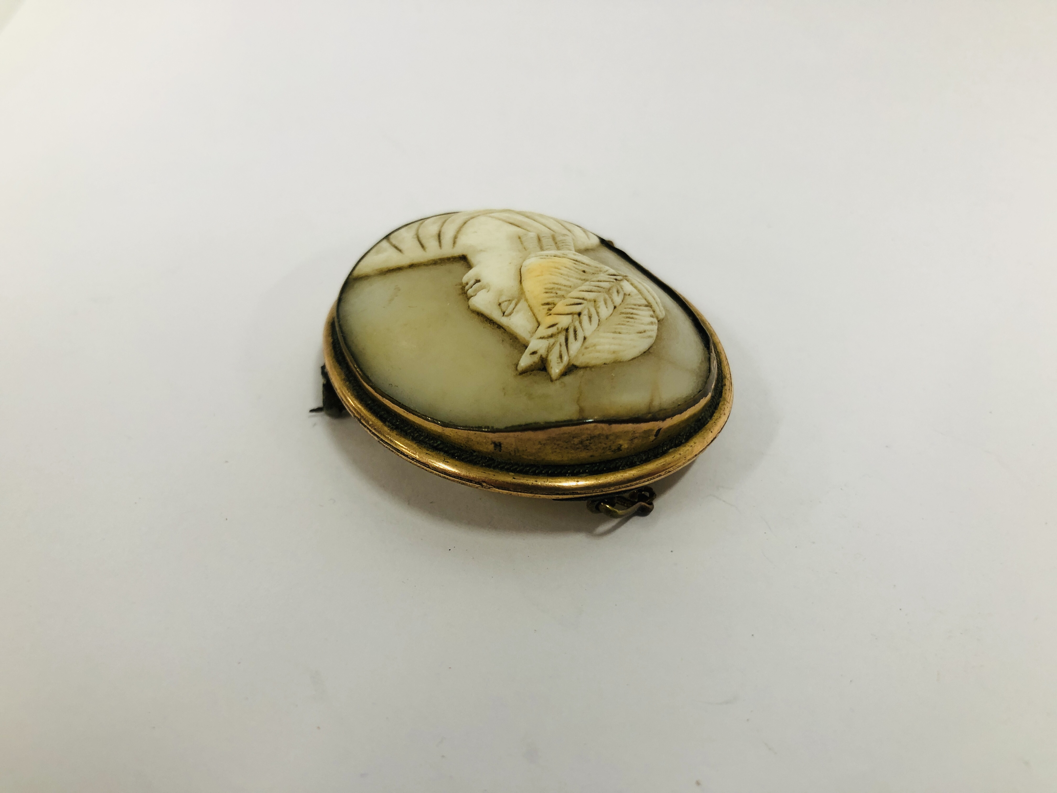 A VINTAGE CAMEO BROOCH IN AN OVAL MOUNT + ONE OTHER - Image 7 of 10
