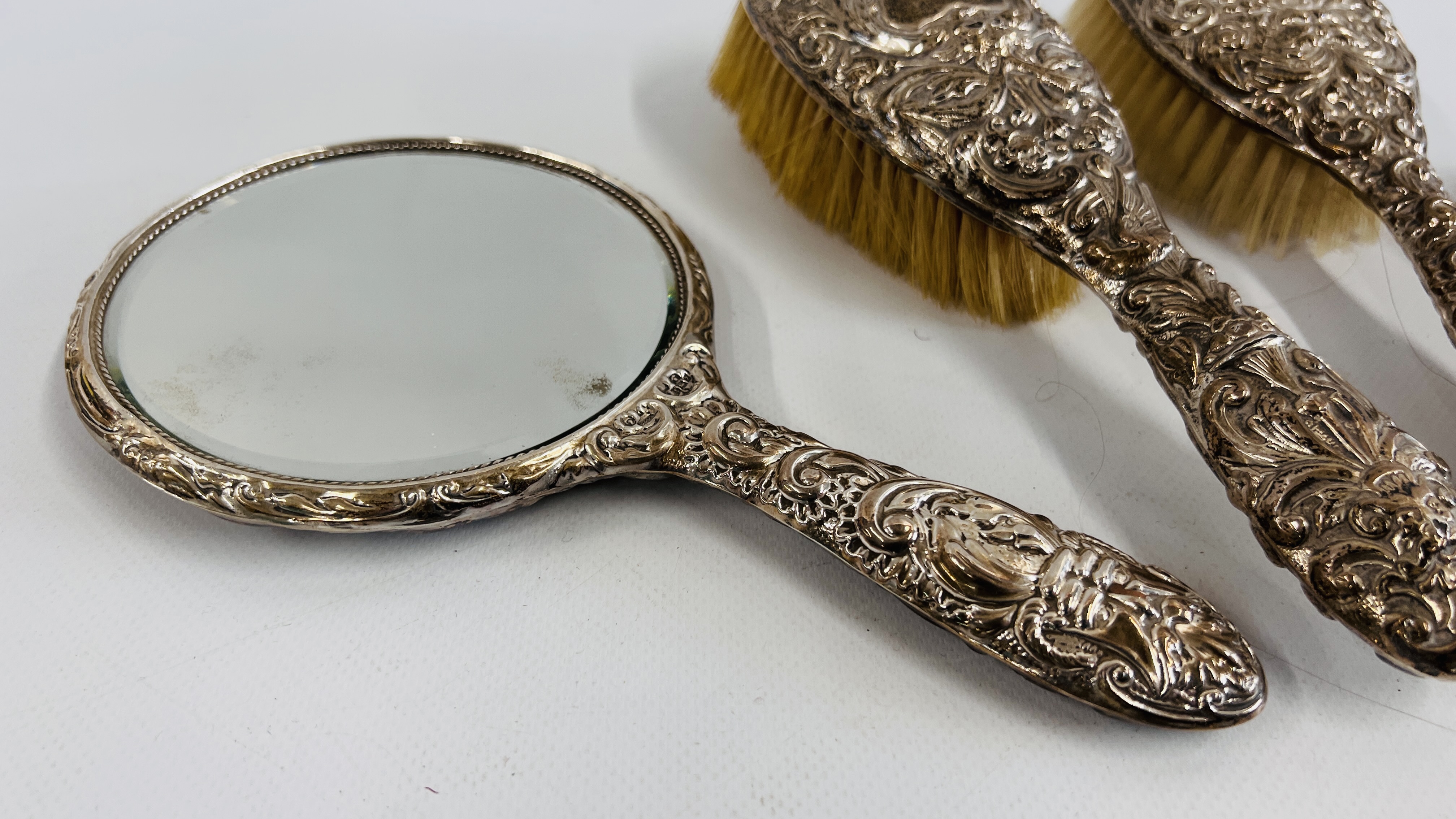 A VINTAGE 5 PIECE SILVER BACKED DRESSING TABLE SET, BIRMINGHAM ASSAY. - Image 4 of 12