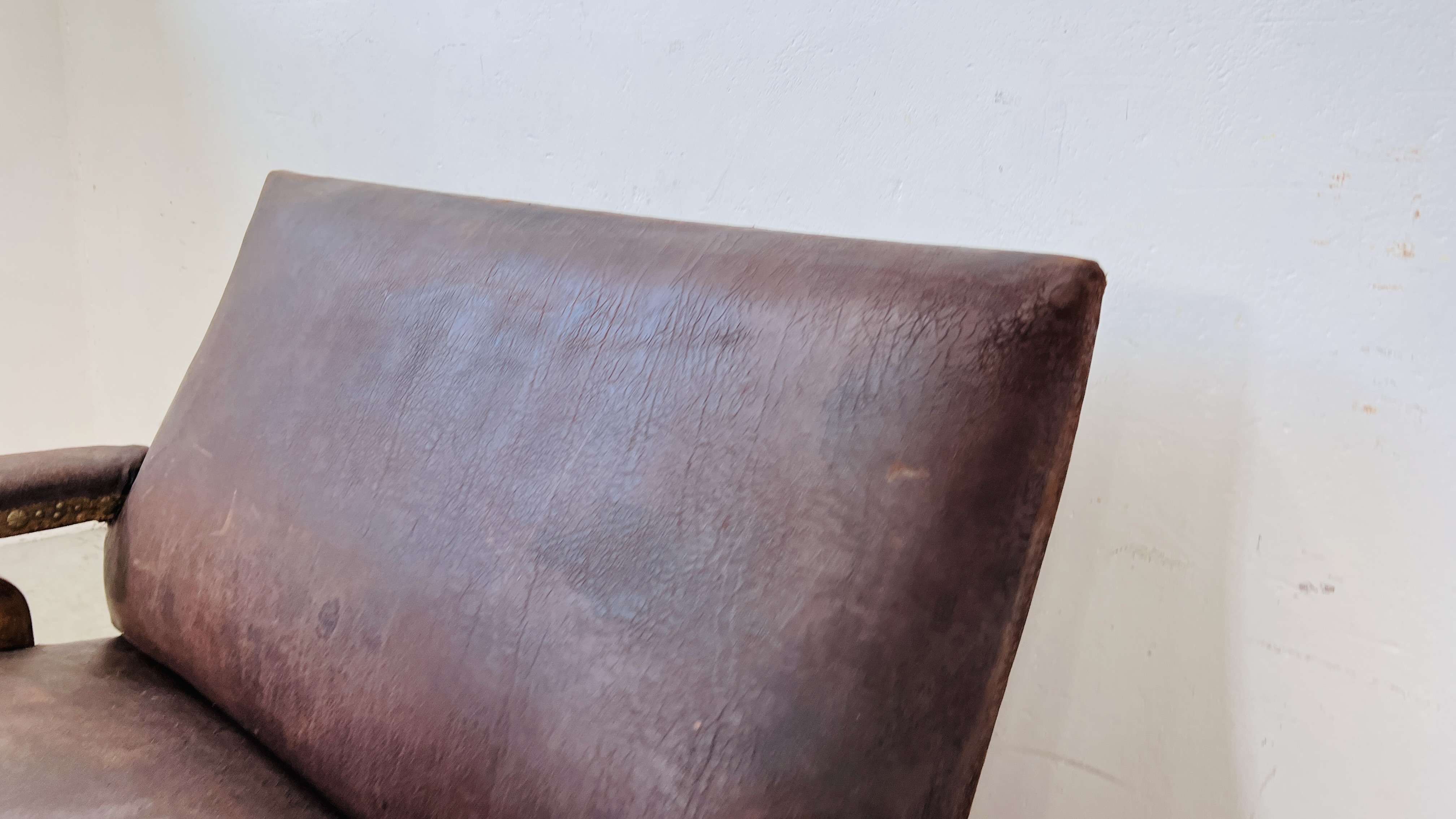 A VINTAGE LEATHER UPHOLSTERED BENCH - W 125CM. - Image 5 of 15