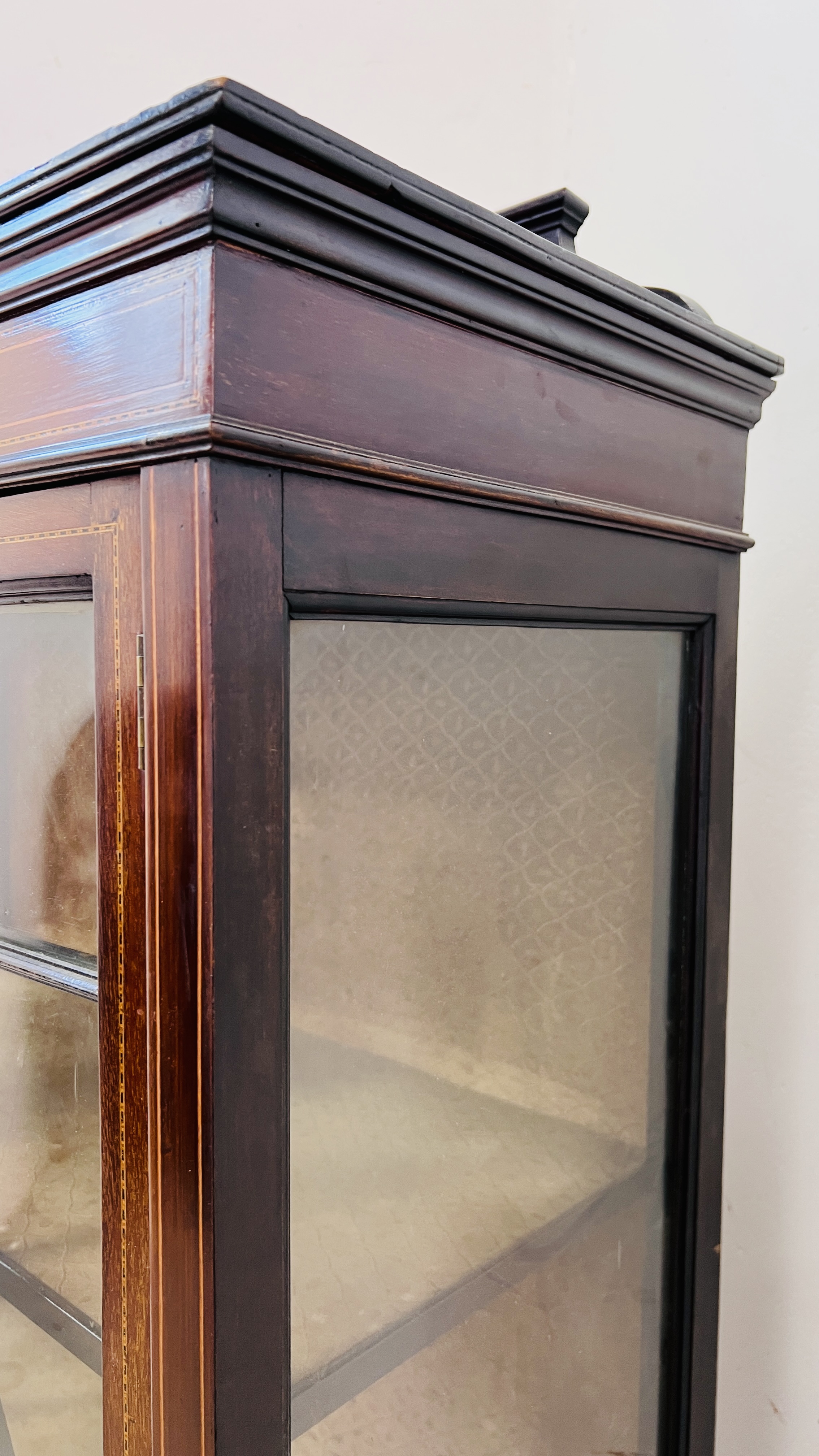 AN EDWARDIAN MAHOGANY GLAZED FRONT DISPLAY CABINET WITH INLAID DETAIL, W 25CM, D 33CM, H 156CM. - Image 6 of 10