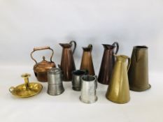 A GROUP OF MIXED METAL WARES TO INCLUDE COPPER KETTLE, 4 COPPER JUGS AND A COPPER EXAMPLE,