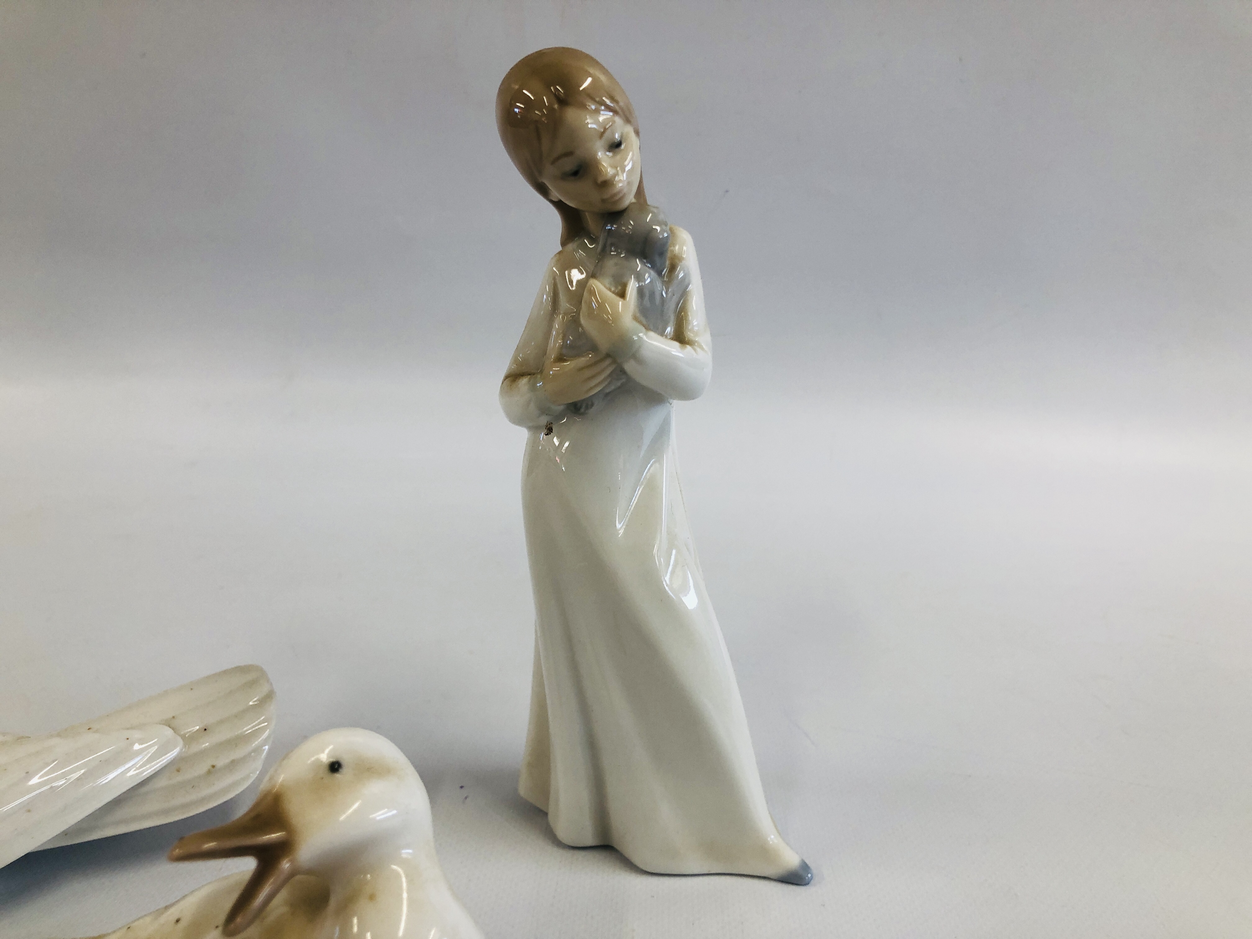 A GROUP OF 3 LLADRO NAO CABINET ORNAMENTS TO INCLUDE A DUCK, PIGEON AND A CHILD AND PUPPY. - Image 4 of 6