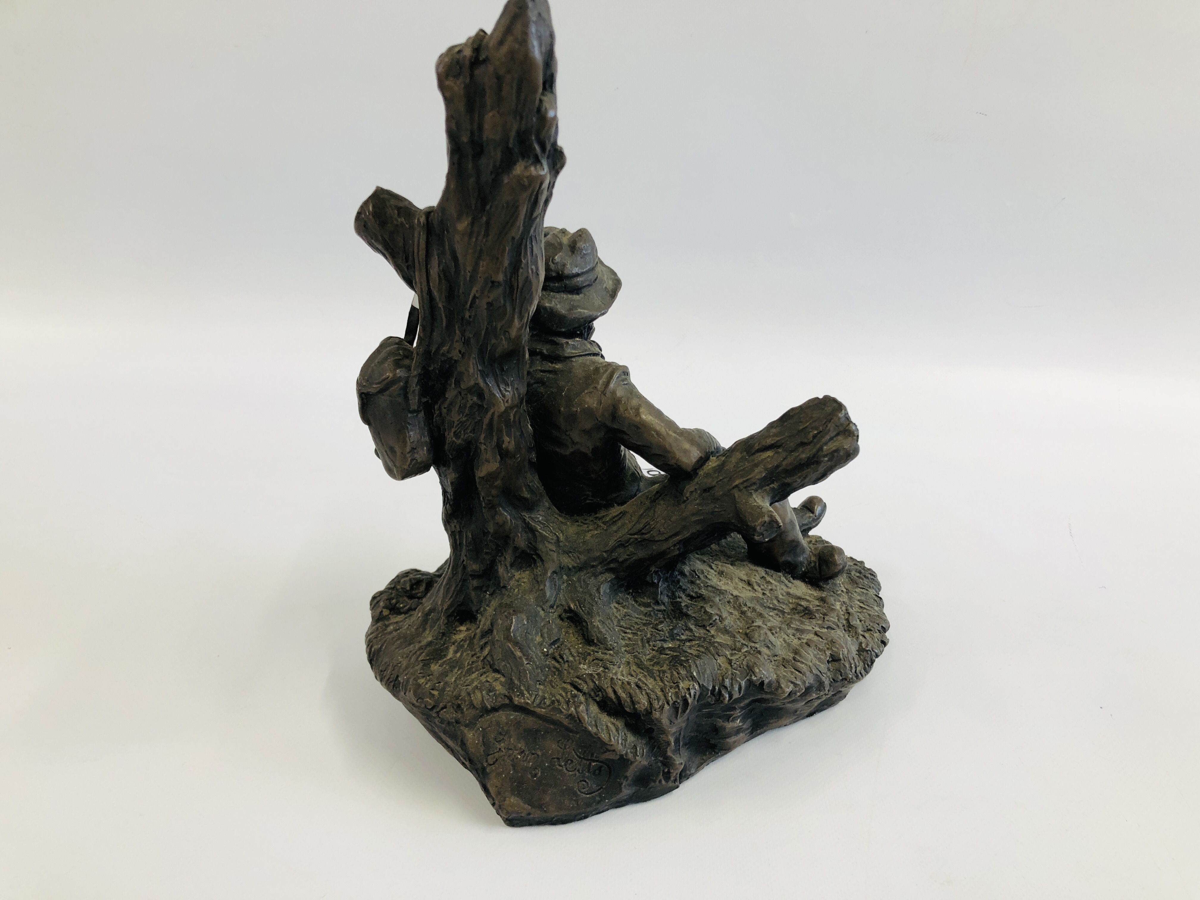 A MODERN BRONZED SCULPTURE OF A SEATED GENTLEMAN AGAINST A TREE STUMP ALONG WITH "THE LEONARDO - Image 7 of 8