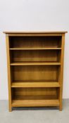 A MODERN LIGHT OAK FINISH FOUR TIER BOOKCASE WIDTH 98CM. DEPTH 34CM. HEIGHT 134CM.