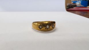 AN 18CT GOLD RING SET WITH THREE VERY SMALL DIAMONDS