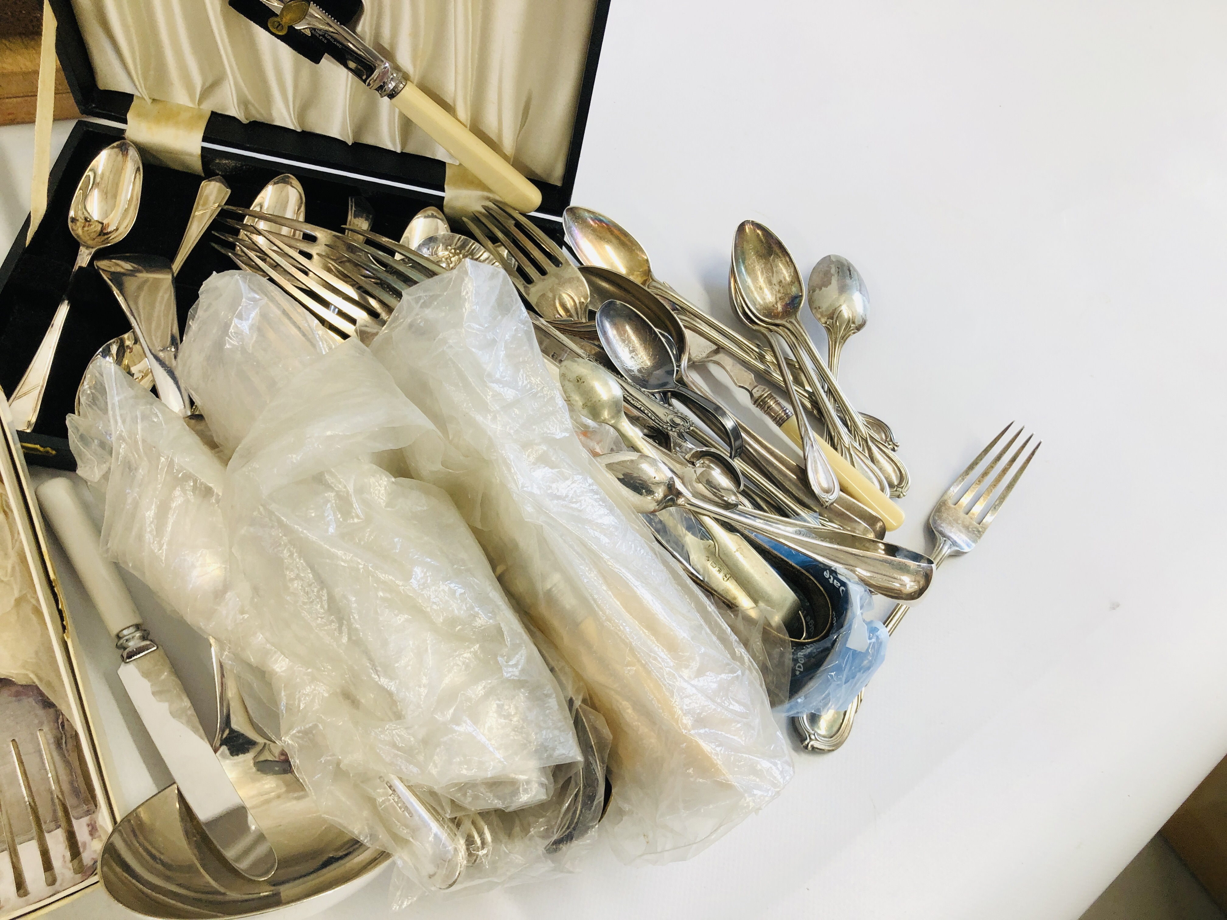 A LARGE BOX OF ASSORTED SILVER PLATED CUTLERY TO INCLUDE BOXED AND LOOSE EXAMPLES. - Image 8 of 9