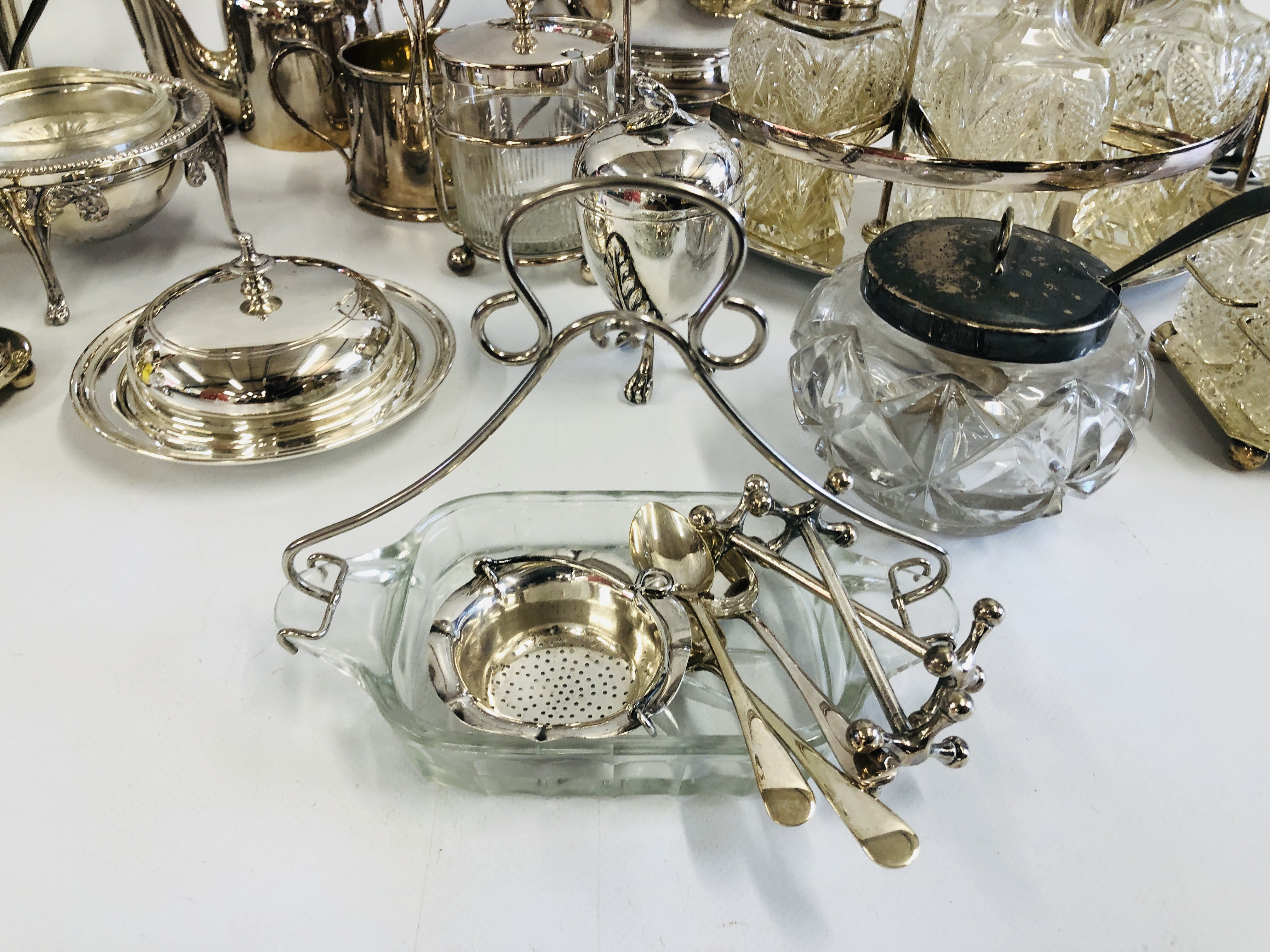 A GROUP OF ASSORTED MAINLY VINTAGE SILVER PLATED WARES TO INCLUDE CRUETS, TOAST RACK, ASH TRAYS, - Image 2 of 10