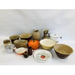 A GROUP OF VINTAGE KITCHENALIA TO INCLUDE STONEWARE MIXING BOWLS, POTTERY JUG,