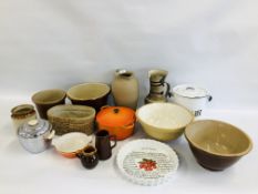 A GROUP OF VINTAGE KITCHENALIA TO INCLUDE STONEWARE MIXING BOWLS, POTTERY JUG,