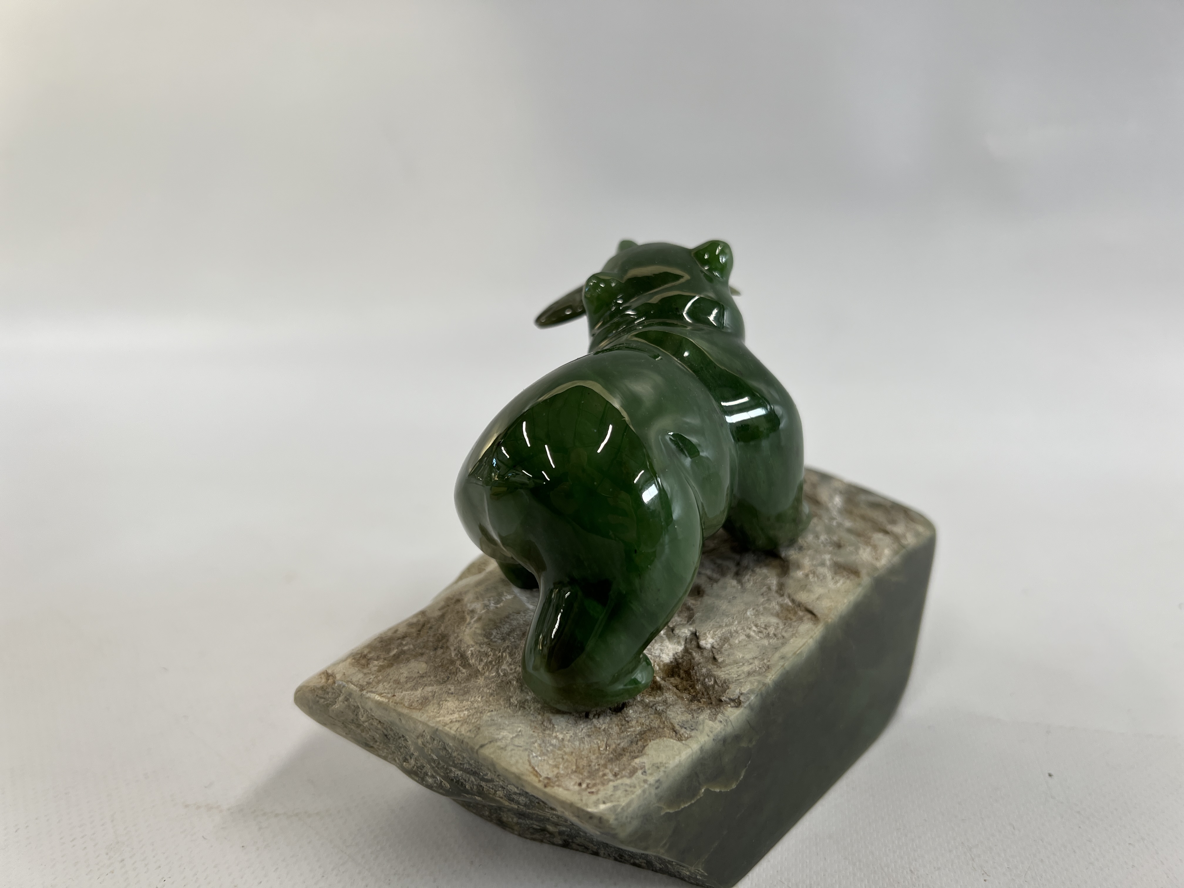 A B.C. JADE CARVING SIGNED BY CANADIAN ARTIST "TONY WU" FEATURES A BEAR - Image 5 of 9