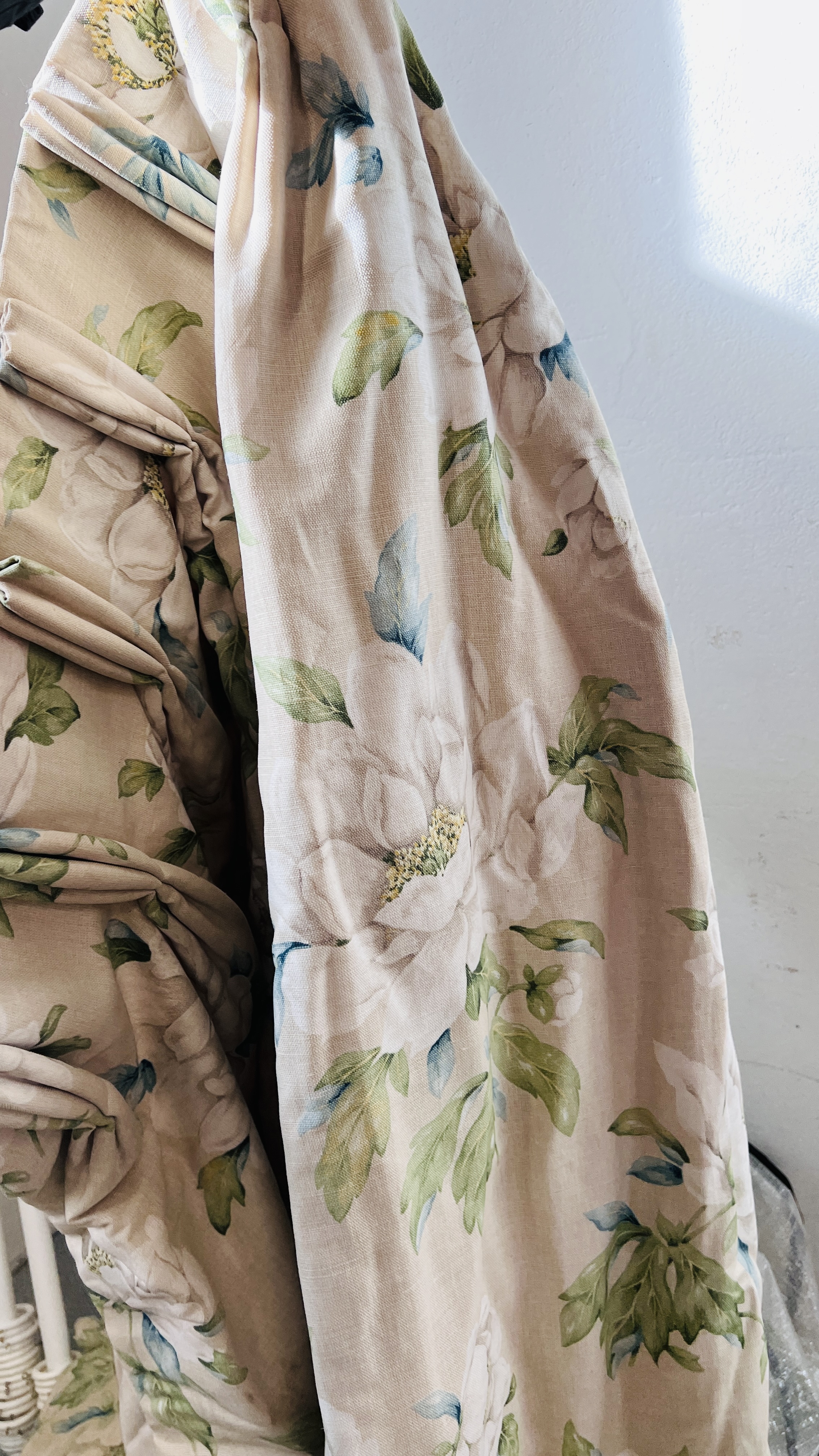 A PAIR OF LAURA ASHLEY LARGE LINEN FLORAL DECORATED LINED CURTAINS 219CM L X 135 CM W ALONG WITH - Image 5 of 7