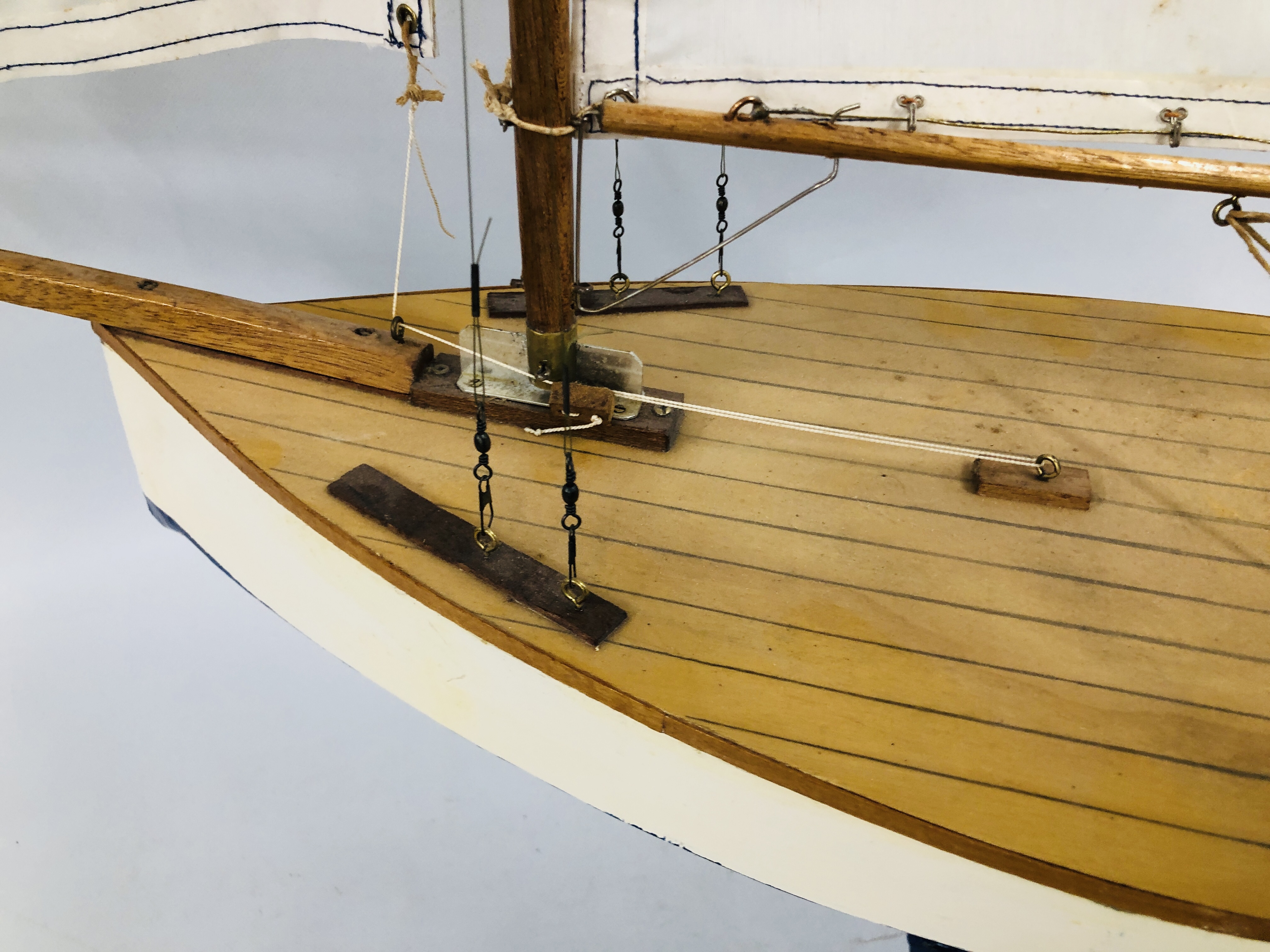 A HANDCRAFTED MODEL YACHT. - Image 6 of 7