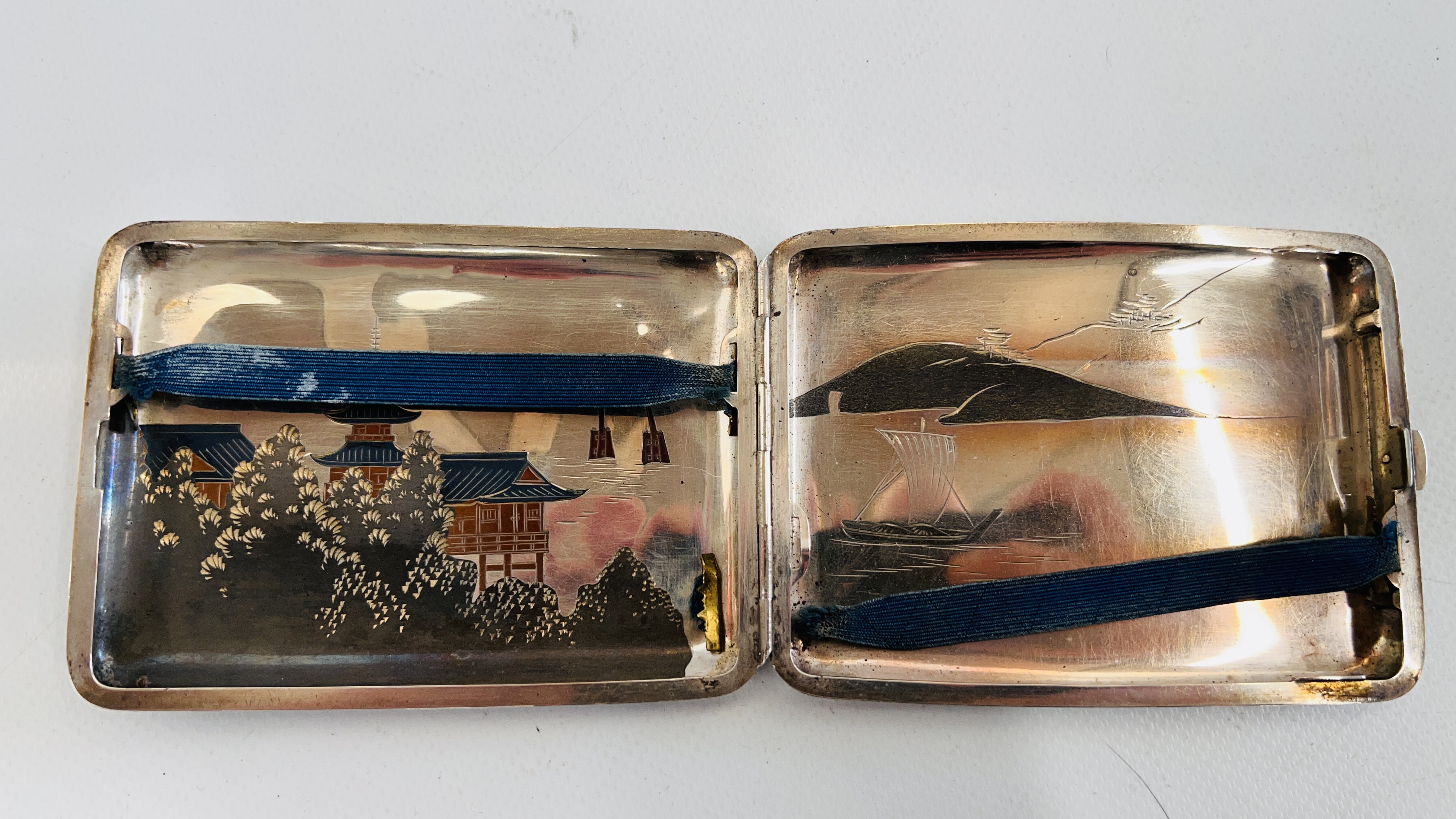 A JAPANESE STYLE SILVER AND MIXED METAL CIGARETTE CASE. L 11.5CM. X H 8CM. - Image 4 of 5